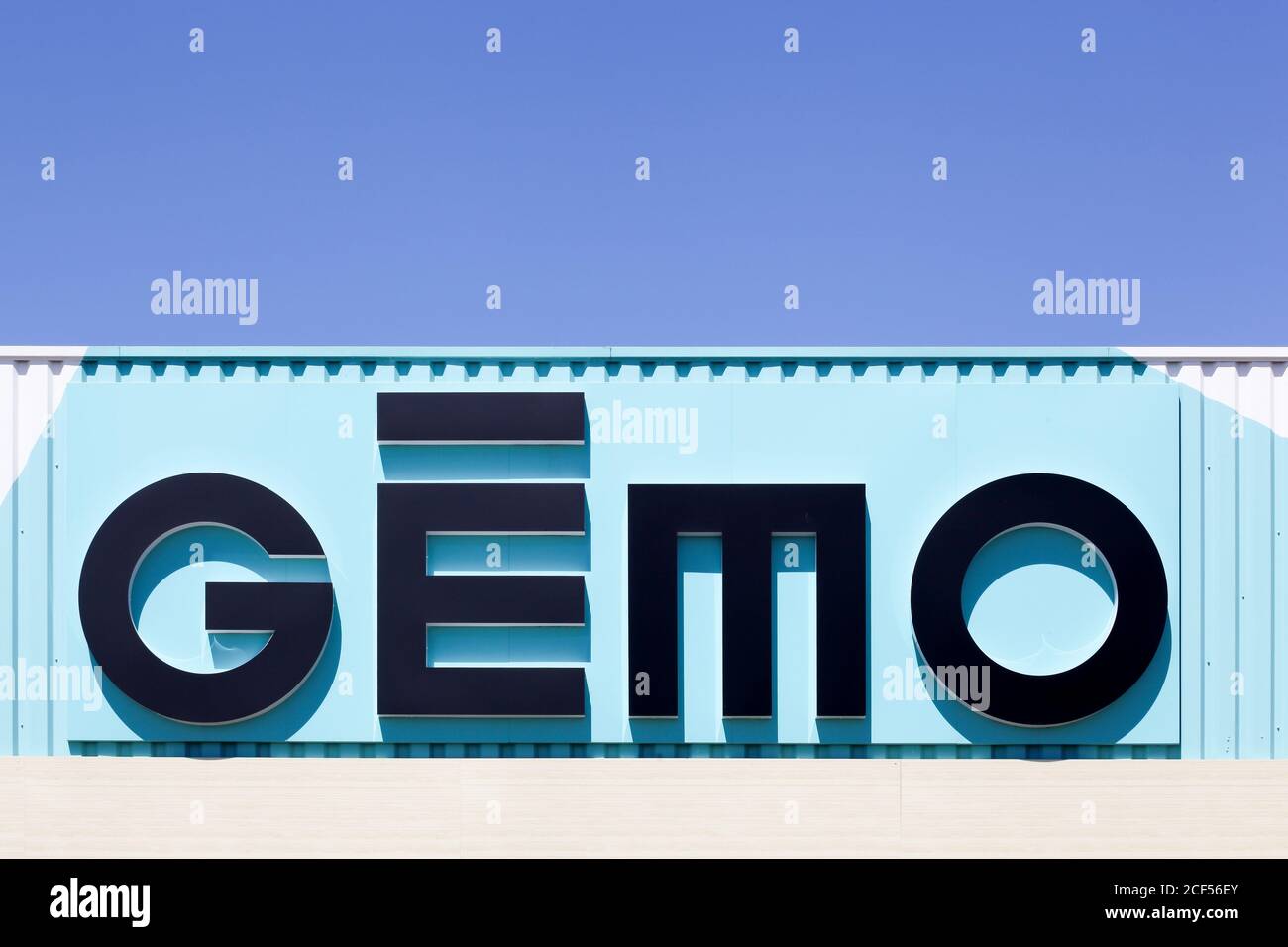 Mably, Frankreich - 5. Juli 2020: GEMO-Logo an einer Wand. GEMO ist eine französische Marke für kostengünstige Schuhe und Bekleidung, die 1991 von der Eram-Gruppe gegründet wurde Stockfoto