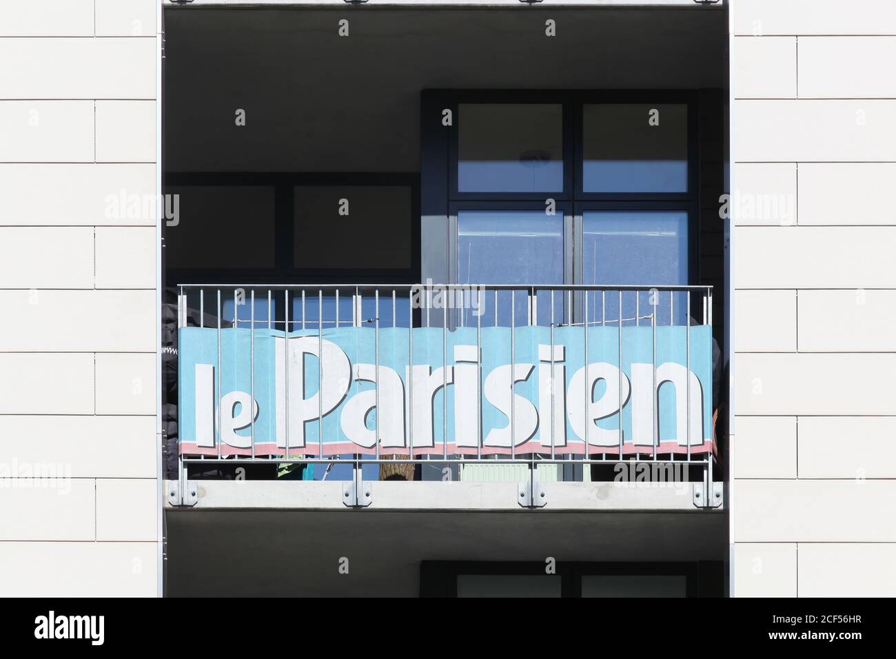 Odense, Dänemark - 9. April 2017: Le parisien Werbung auf einem Gebäude. Le Parisien ist eine französische Tageszeitung Stockfoto