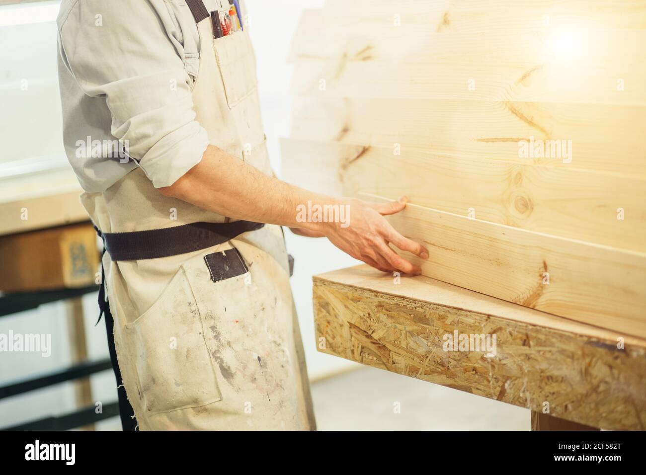 Zimmermann in der Werkstatt Leim Holz Arbeit für den Bau Stockfoto