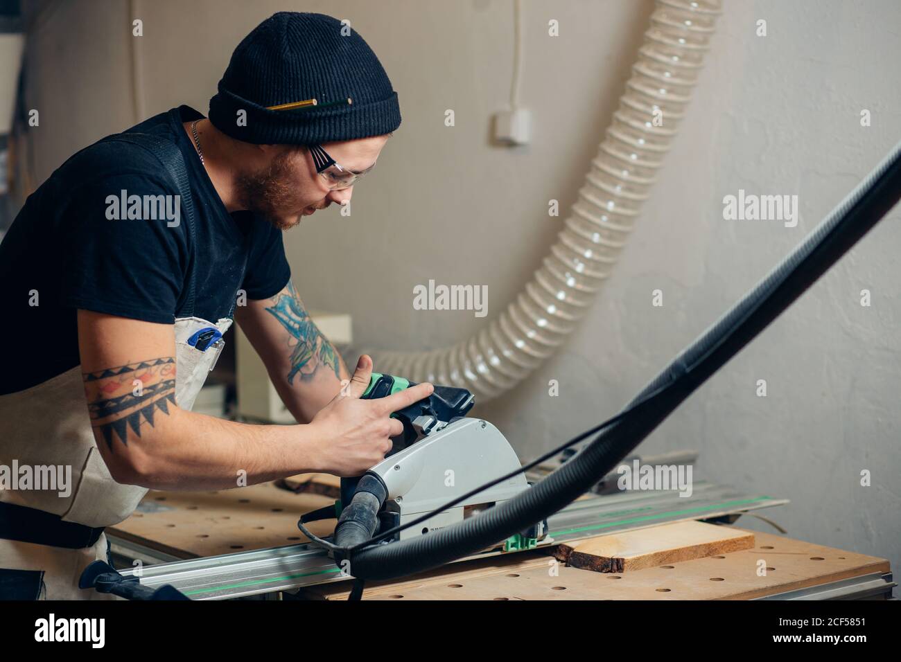 Tischler mit Kreissäge zum Schneiden von Holz. Details der Konstruktion der männlichen Arbeitnehmer oder Handy man mit Power Tools Stockfoto