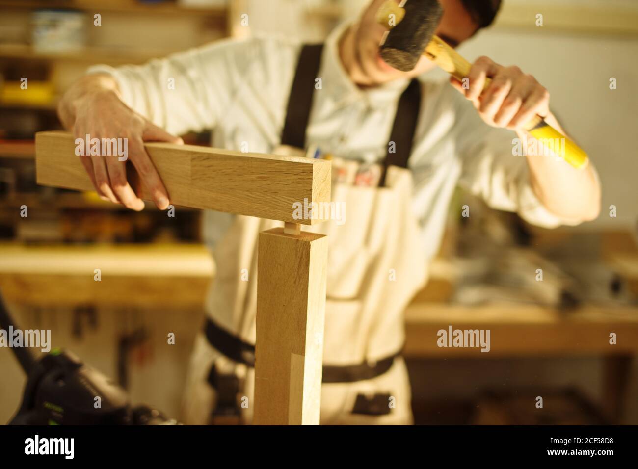 Bauarbeiter mit Hammer Gebäude Holzrahmen in New Home Stockfoto