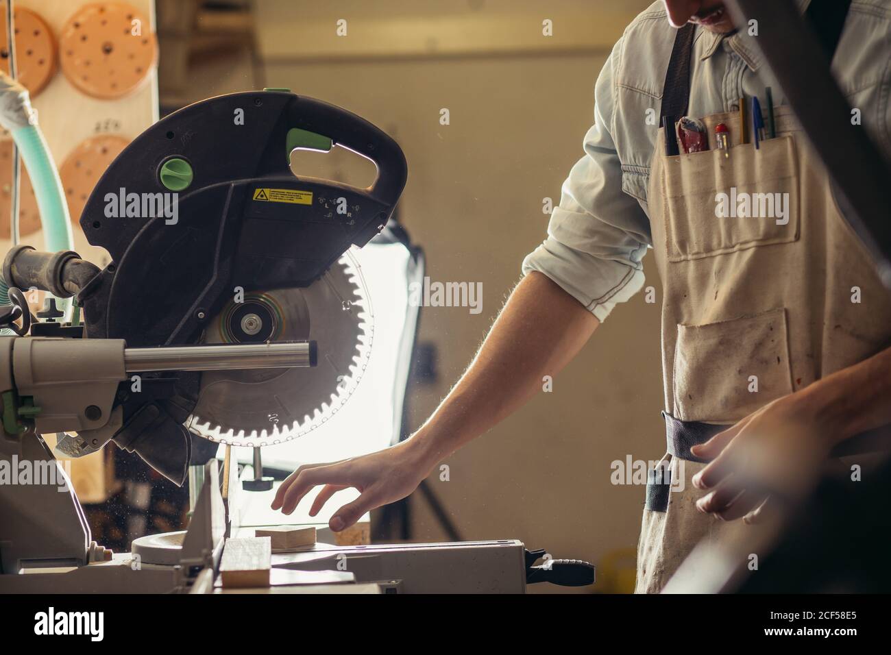 Tischler mit Kreissäge zum Schneiden von Holz. Details der Konstruktion der männlichen Arbeitnehmer oder Handy man mit Power Tools Stockfoto