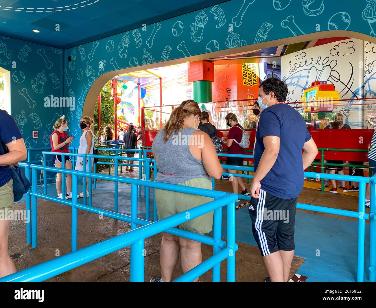 Orlando,FL/USA-8/31/20: Menschen in der Linie soziale Distanzierung für Slinky Dog Dash Achterbahnfahrt in Toy Story Land im Hollywood Studios Park bei Walt Stockfoto