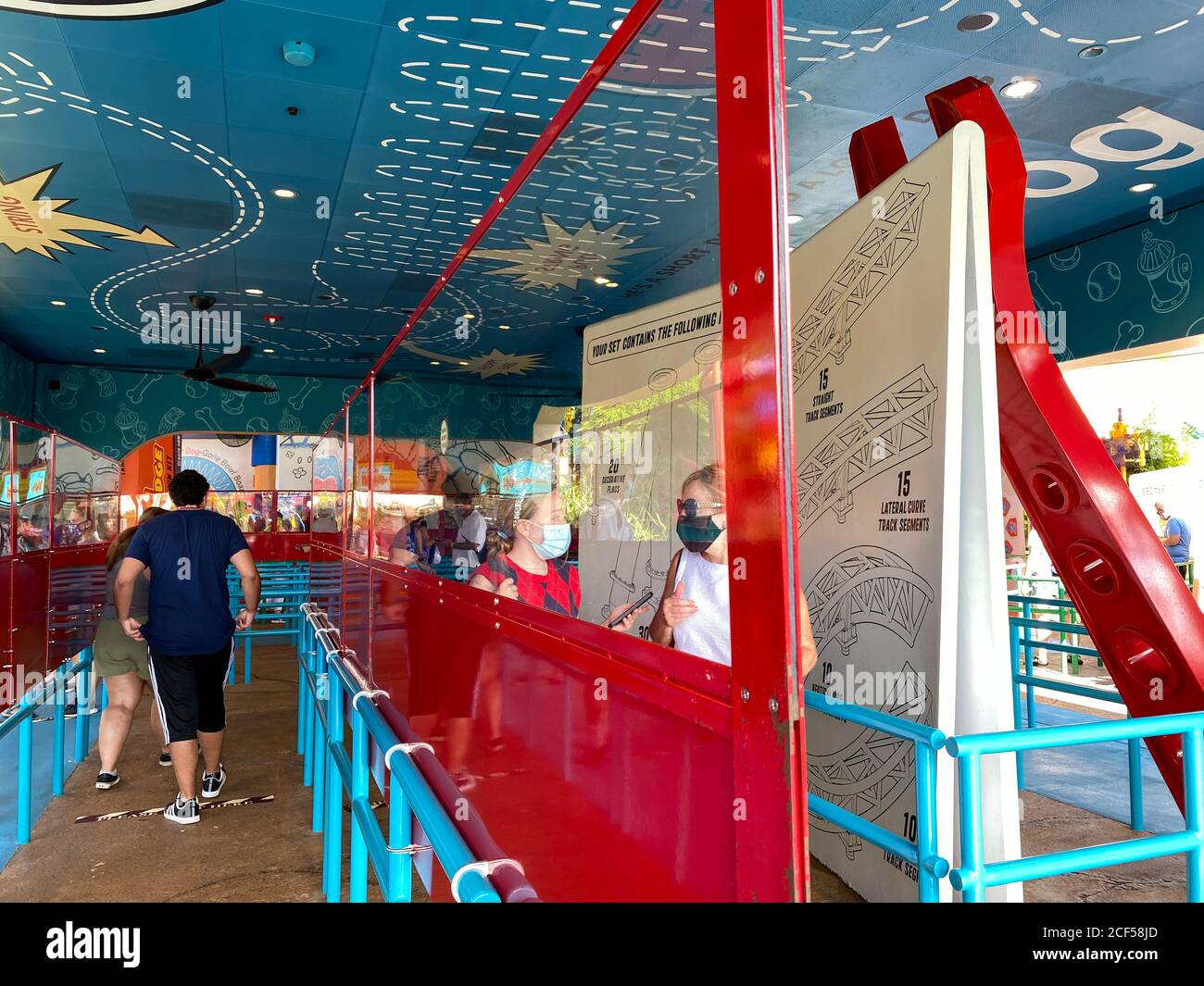 Orlando,FL/USA-8/31/20: People in line Social Distancing with Plexiglas for Slinky Dog Dash Achterbahnfahrt in Toy Story Land at Hollywood Stud Stockfoto