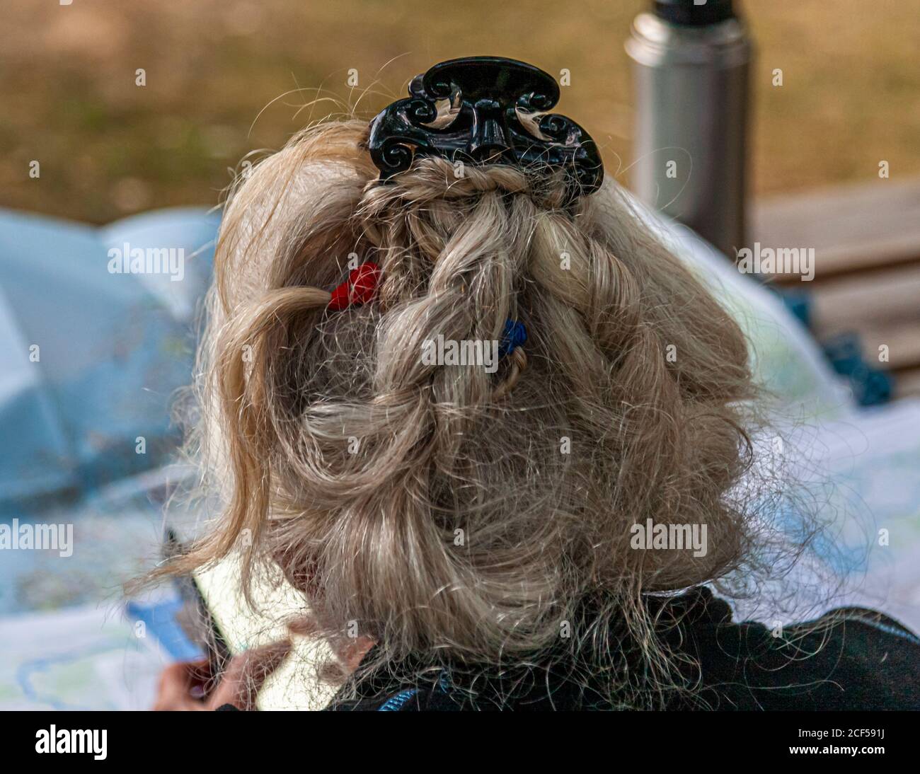 Frau mit geflochtenen Haaren zusammengelegt schaut auf eine Karte Norwegen Stockfoto