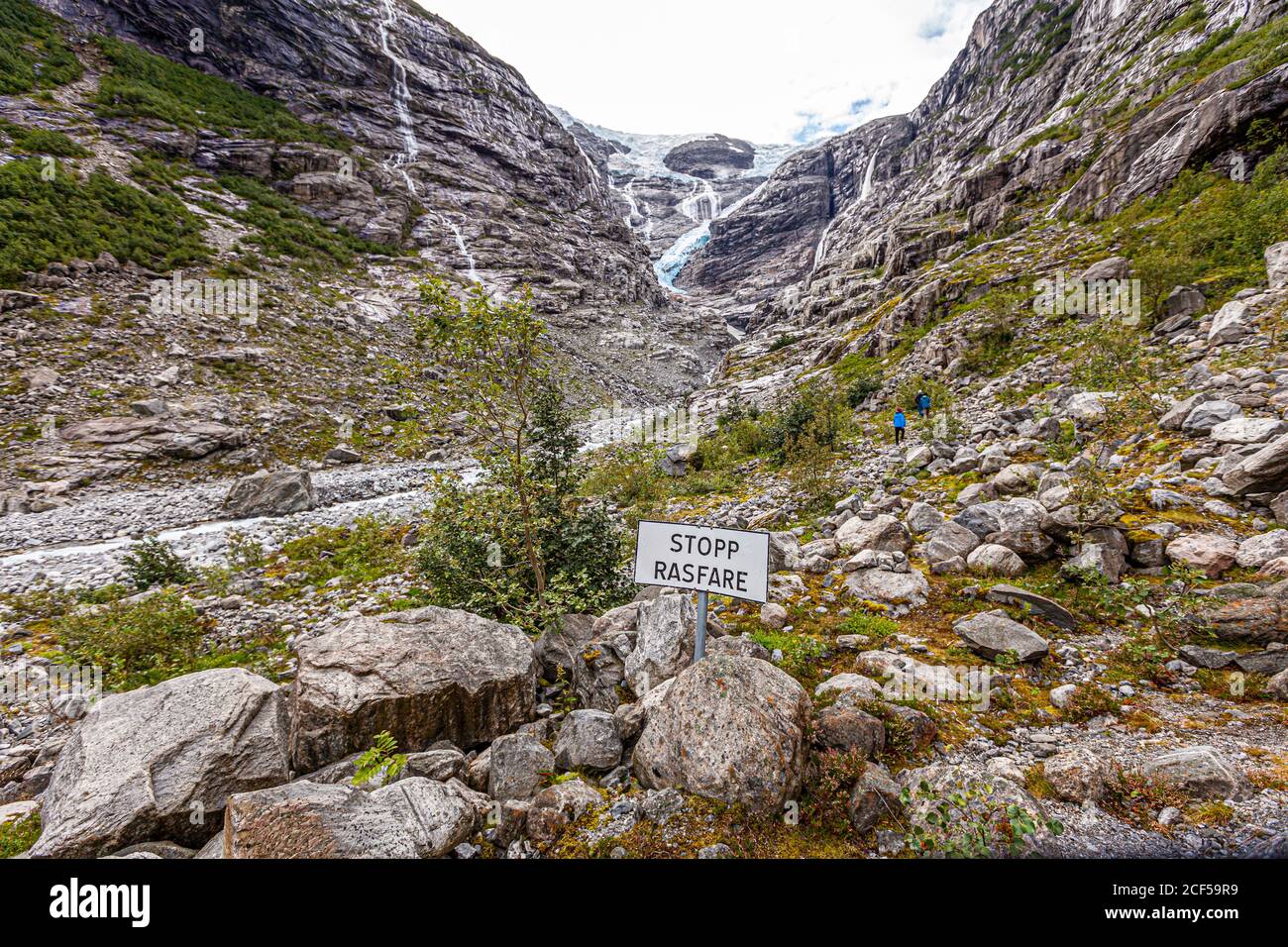 Warnschild am Ende des Jostedalsbreen Gletschers warnt vor den Gefahren in der Nähe von Stryn, Norwegen Stockfoto