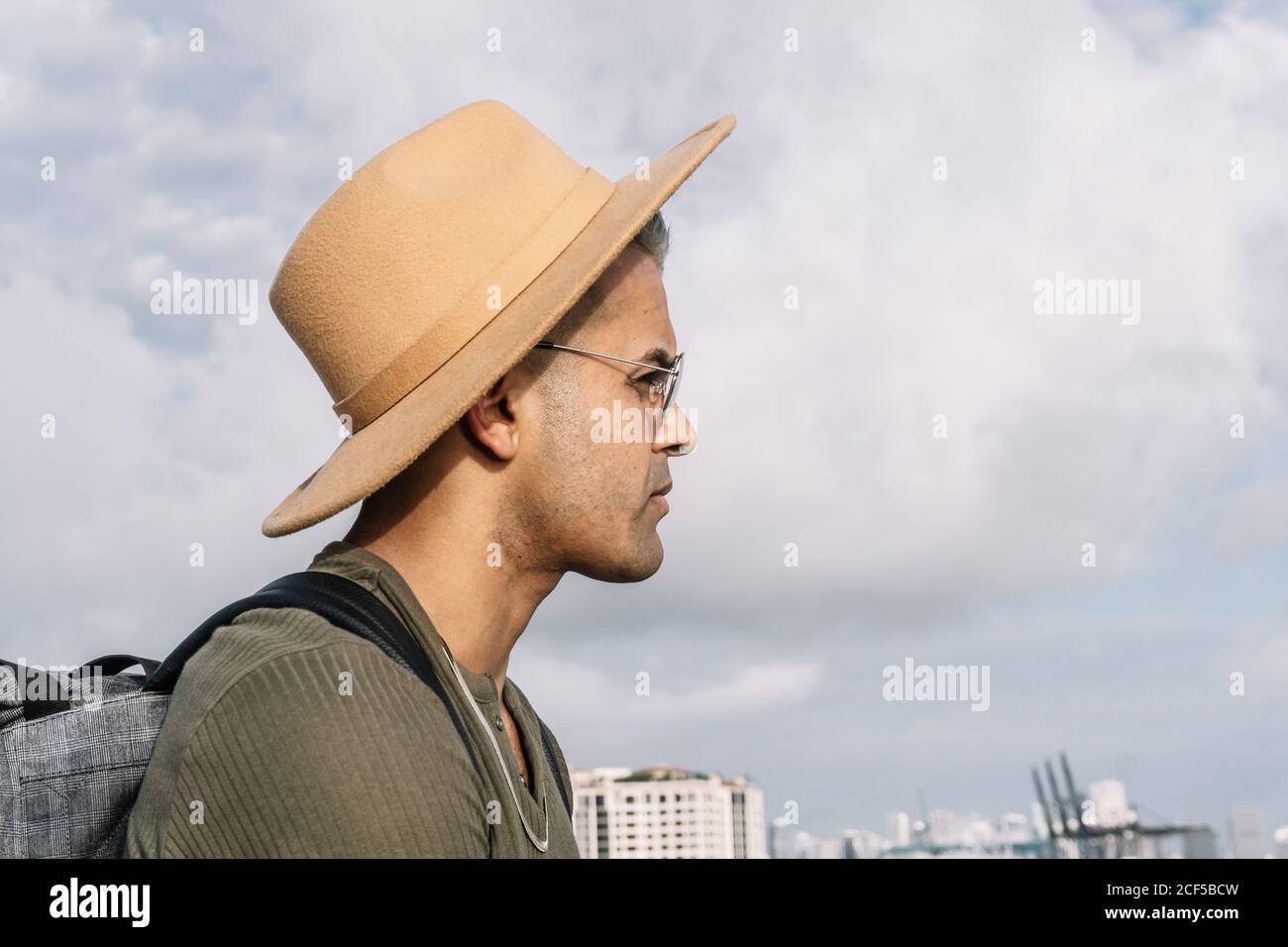 Seitenansicht eines Mannes mit einem schönen Hut und einer Brille, der geradeaus schaut. Reiseziele und Reisekonzept Stockfoto