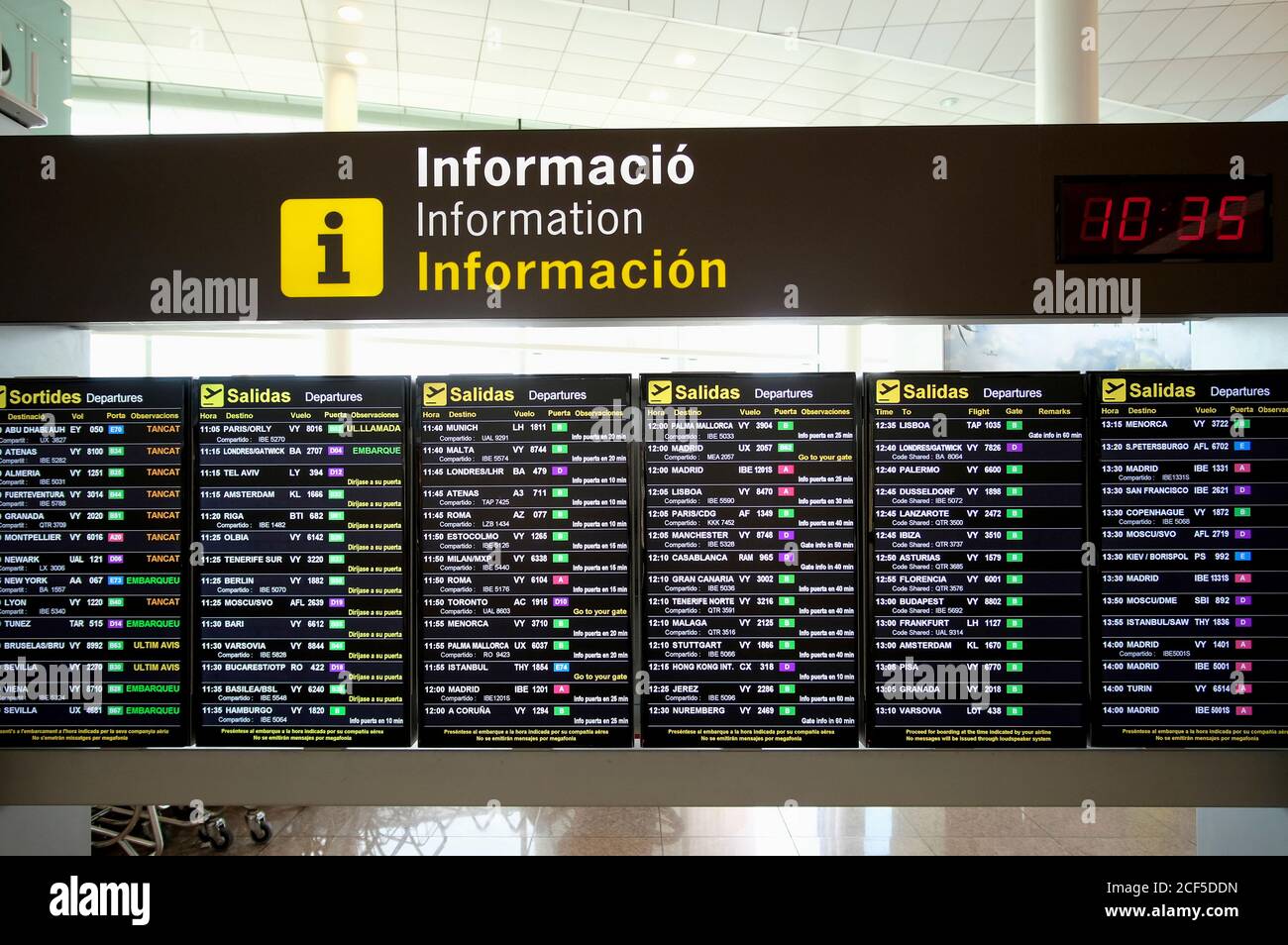 Informationboard mit Flugplan und elektronischer Uhr Terminal des modernen Flughafens Stockfoto