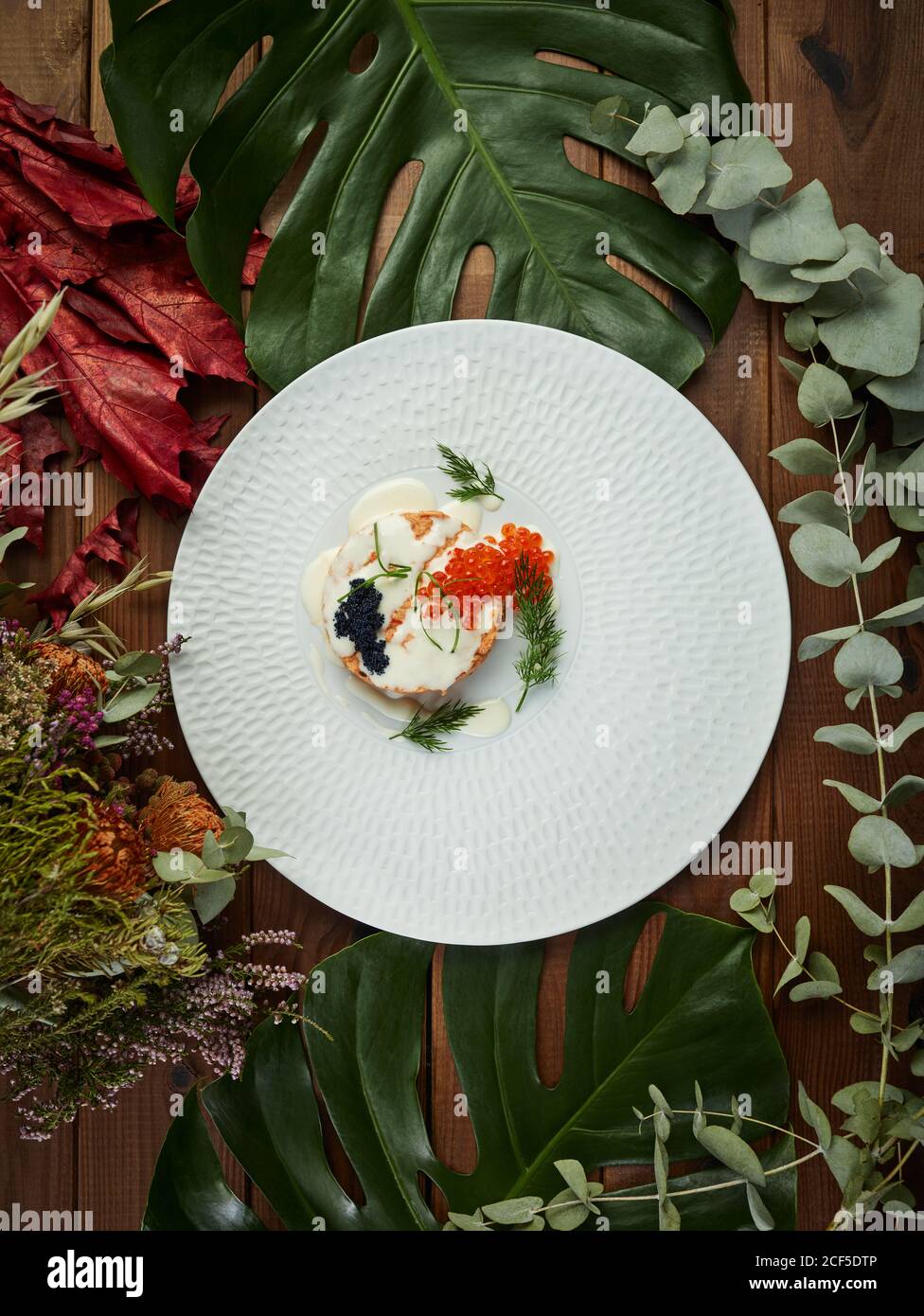 Köstliches Gericht mit frischen Früchten Stockfoto