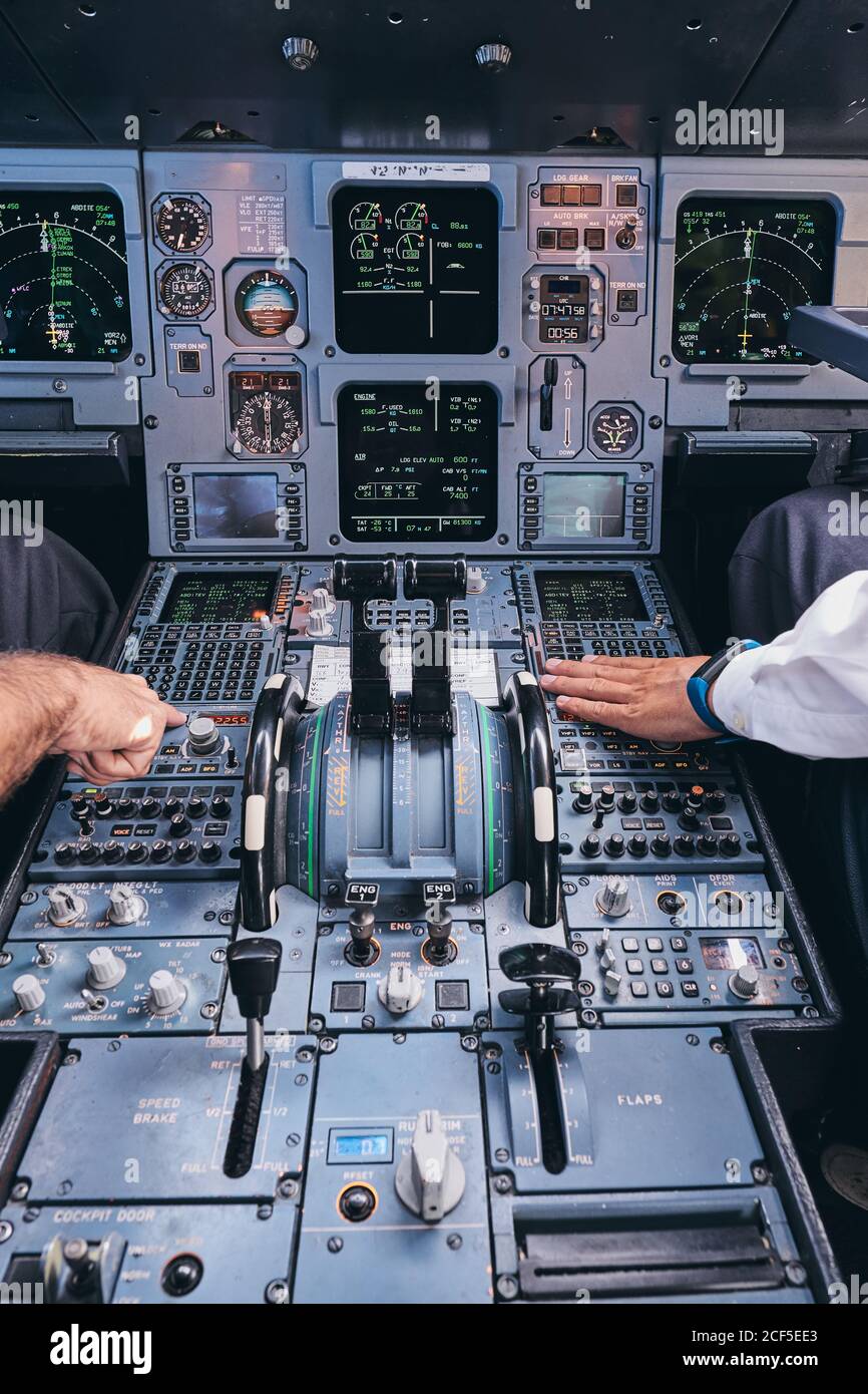 Piloten arbeiten im Cockpit während des Fluges Stockfoto