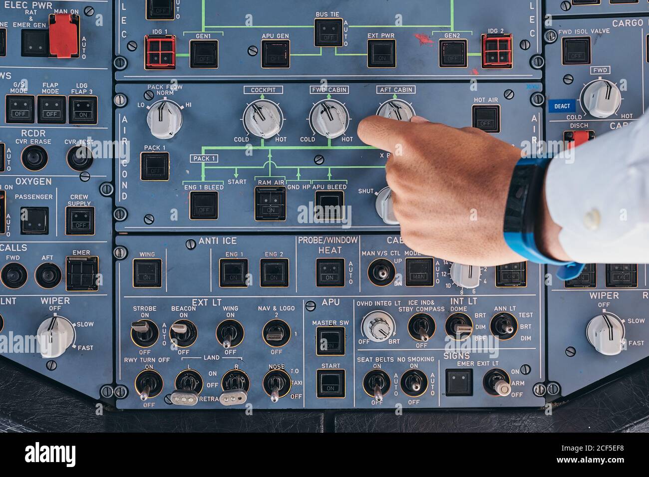 Pilot, der während des Fluges mit der Steuerkonsole arbeitet Stockfoto