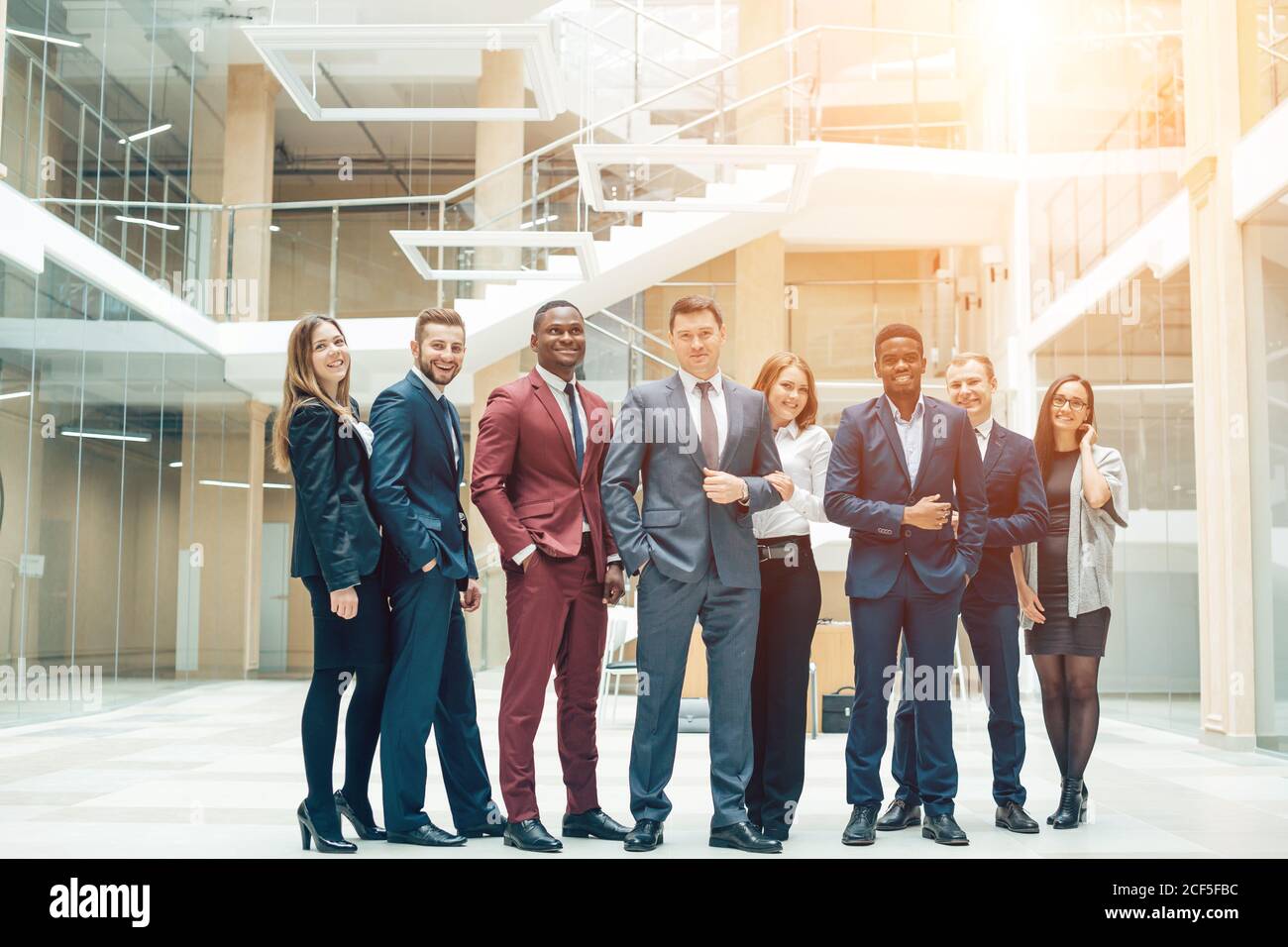 Porträt von Multi-Kulti-Office-Mitarbeiter stehen In der Lobby Stockfoto