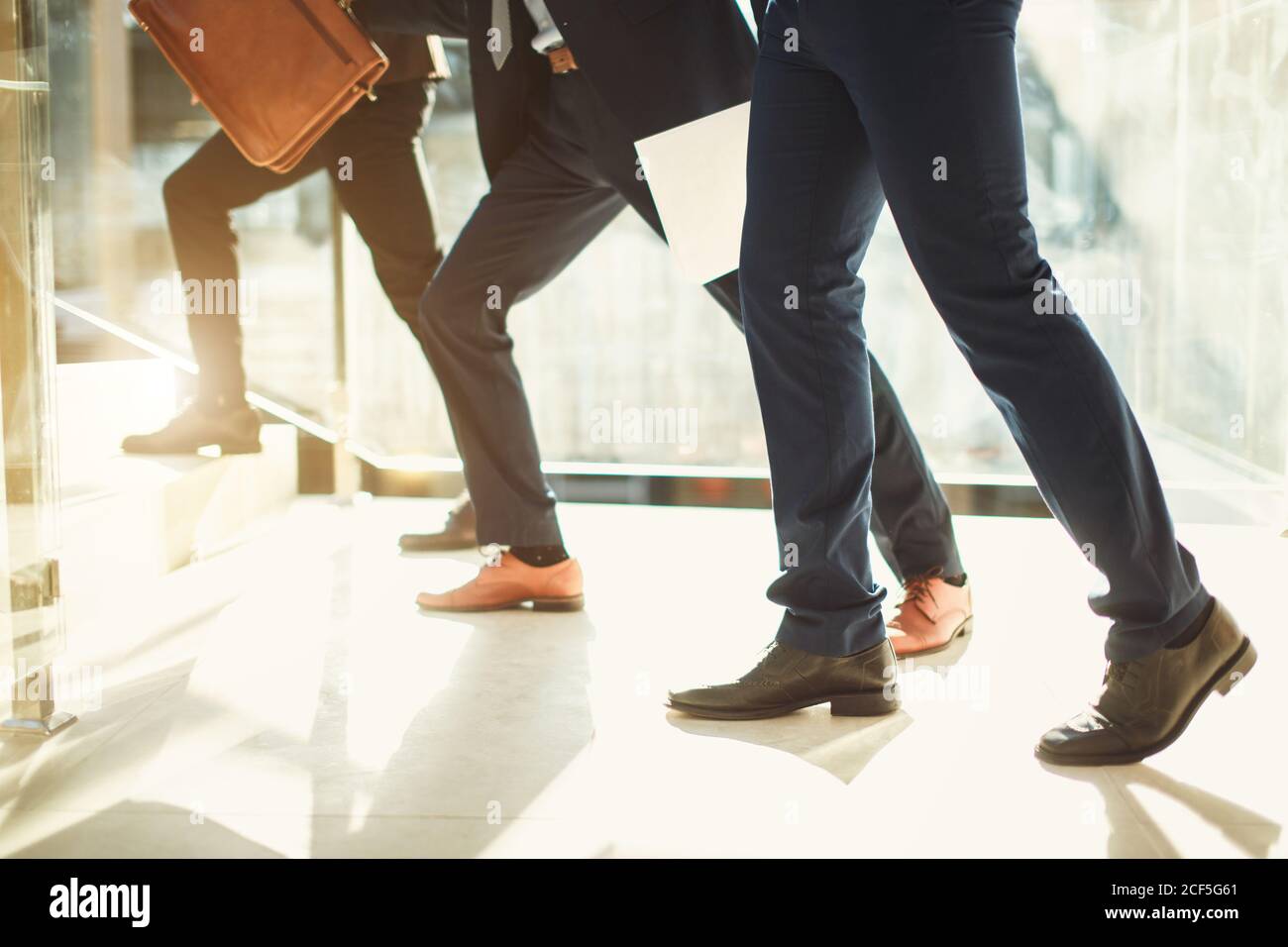 Geschäftsleute, die in einem modernen Büro zu Fuß unterwegs sind Stockfoto