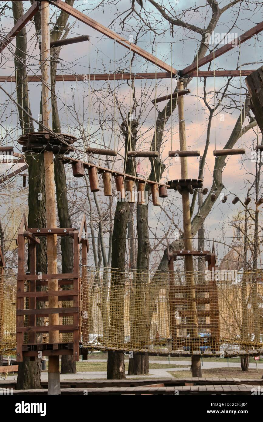 Kletterwand in einem Vergnügungspark für Kinder und Erwachsene. Kletterwand aus Holz. Seilpark mit einer Vielzahl von Trainingsgeräten, Seilleitern und att Stockfoto