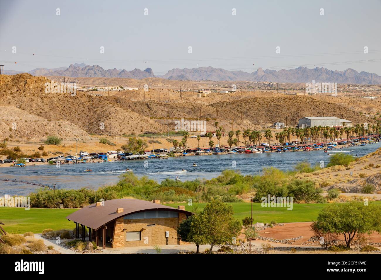 Viele Menschen spielen Wassersport in Bullhead City, USA Stockfoto