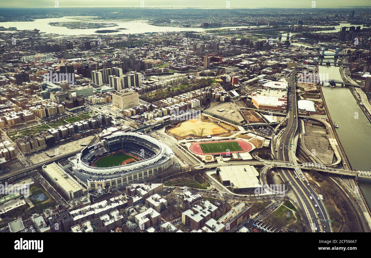 Von oben Drohne Blick auf das moderne Baseball-Stadion in der Nähe Moderne Stadtgebäude und Fluss in New York City Stockfoto