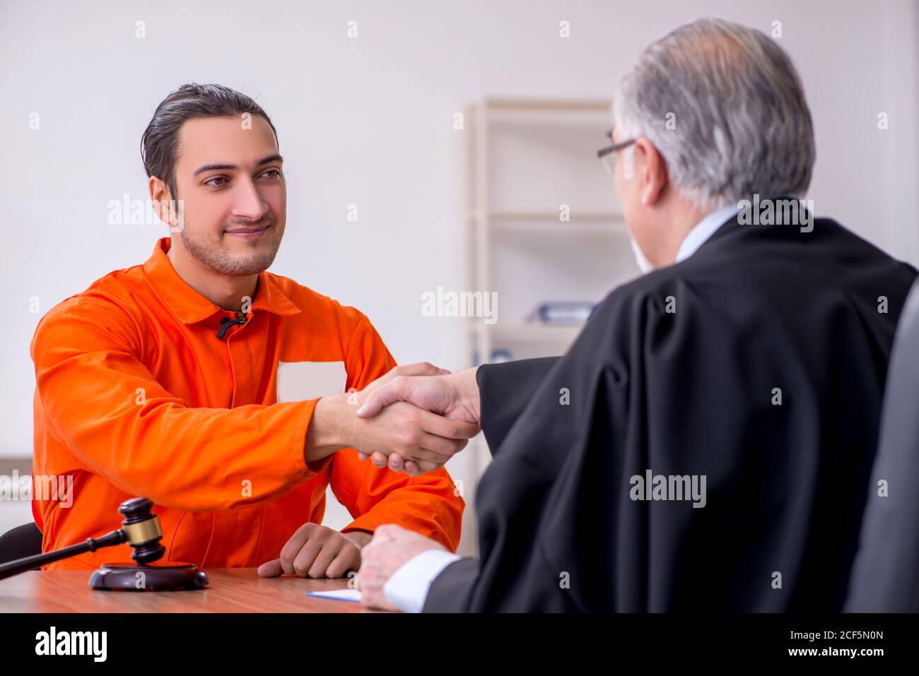 Alte Richter Treffen mit jungen Gefangenen im Gerichtsgebäude Stockfoto