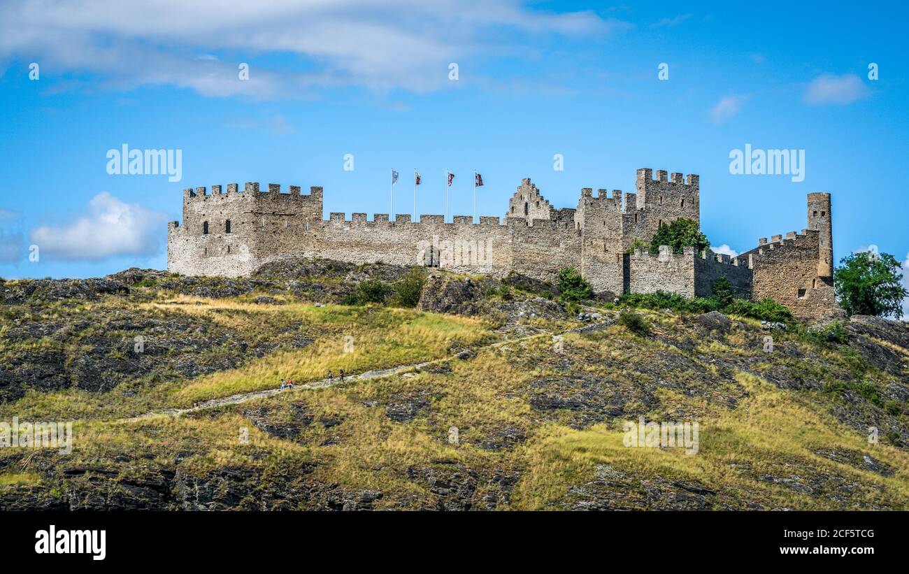 Landschaftlich schöner Blick auf die Burgruinen von Tourbillon und klares Sommerblau Himmel in Sion Wallis Schweiz Stockfoto