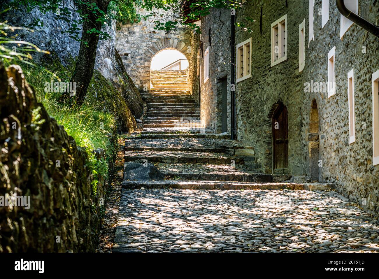 Fussgängerzone Blick auf die Basilika Valere mit alten mittelalterlichen Gebäude und asphaltierte Straße in Sion Wallis Schweiz Stockfoto