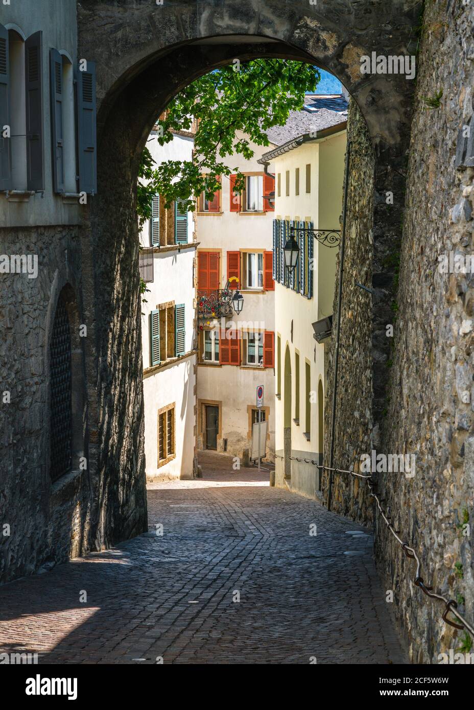 Sion Altstadt vertikale Ansicht mit szenischen Fußgängerweg mit Gepflasterte Straße und mittelalterliche Bogen und Gebäude in Sion Wallis Schweiz Stockfoto