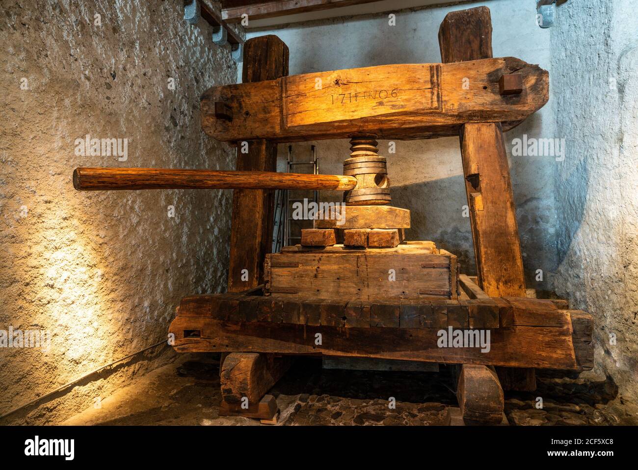 Alte Weinpresse aus Eiche gebaut im Jahr 1706 Stockfoto