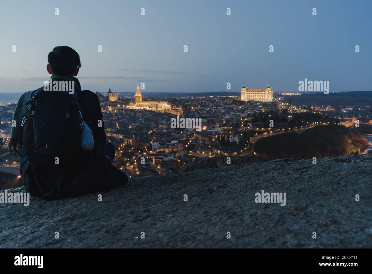 Tourist mit Blick auf die Nacht Altstadt Stockfoto