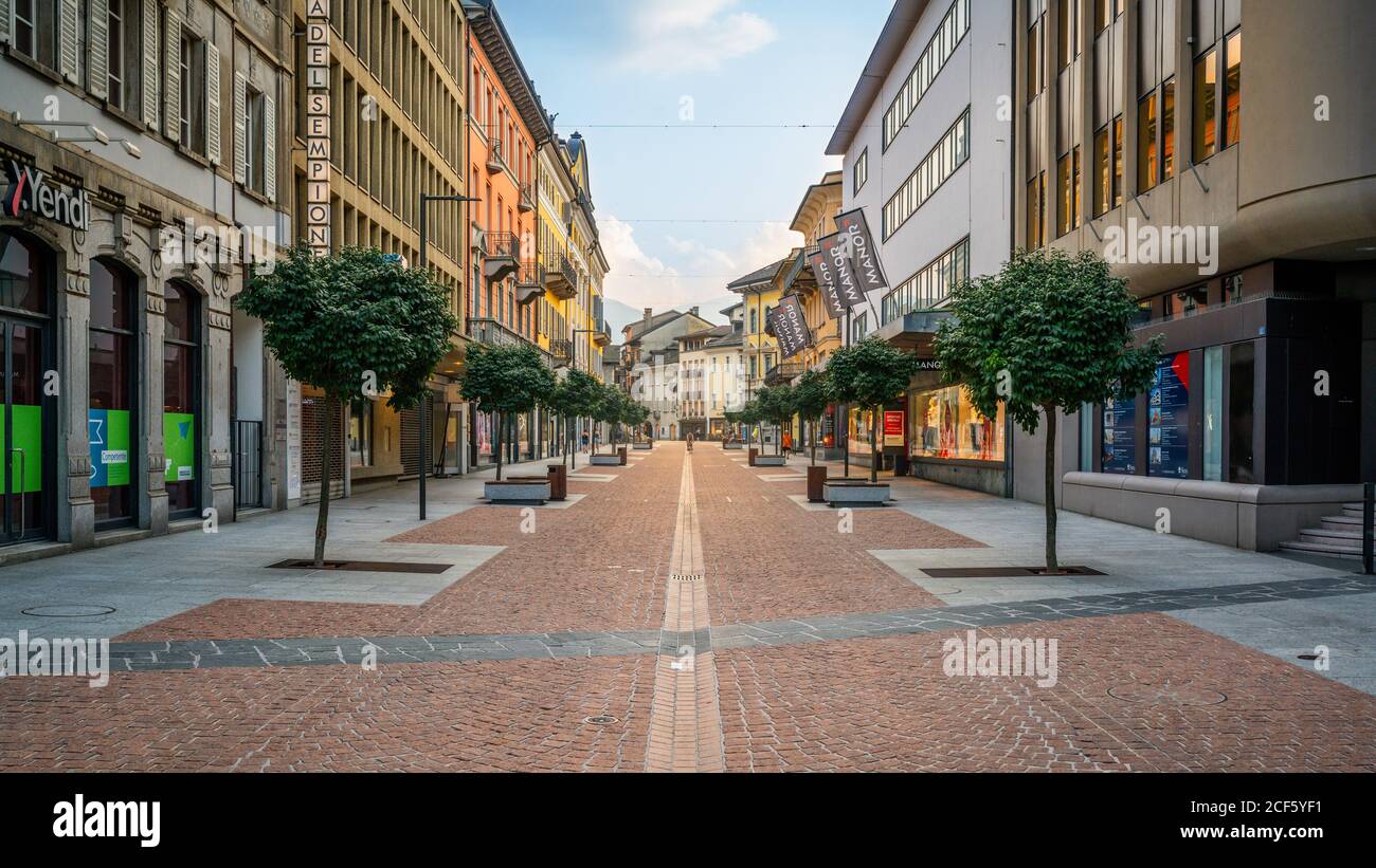 Bellinzona Schweiz , 30 Juni 2020 : Leere Hauptfußgängerzone Einkaufsstraße Viale Stazione mit Herrenhaus im Sommer 2020 in Bellinzona Tessin Schweiz Stockfoto