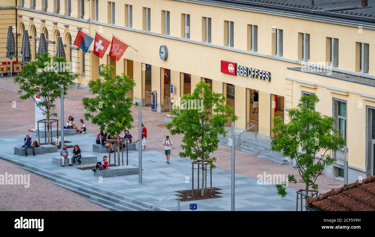 Bellinzona Schweiz , 30. Juni 2020 : Eingang und Platz mit den Menschen von Bellinzona SBB CFF FFS Bahnhof in der Dämmerung in Bellinzona Tessin Schweizla Stockfoto