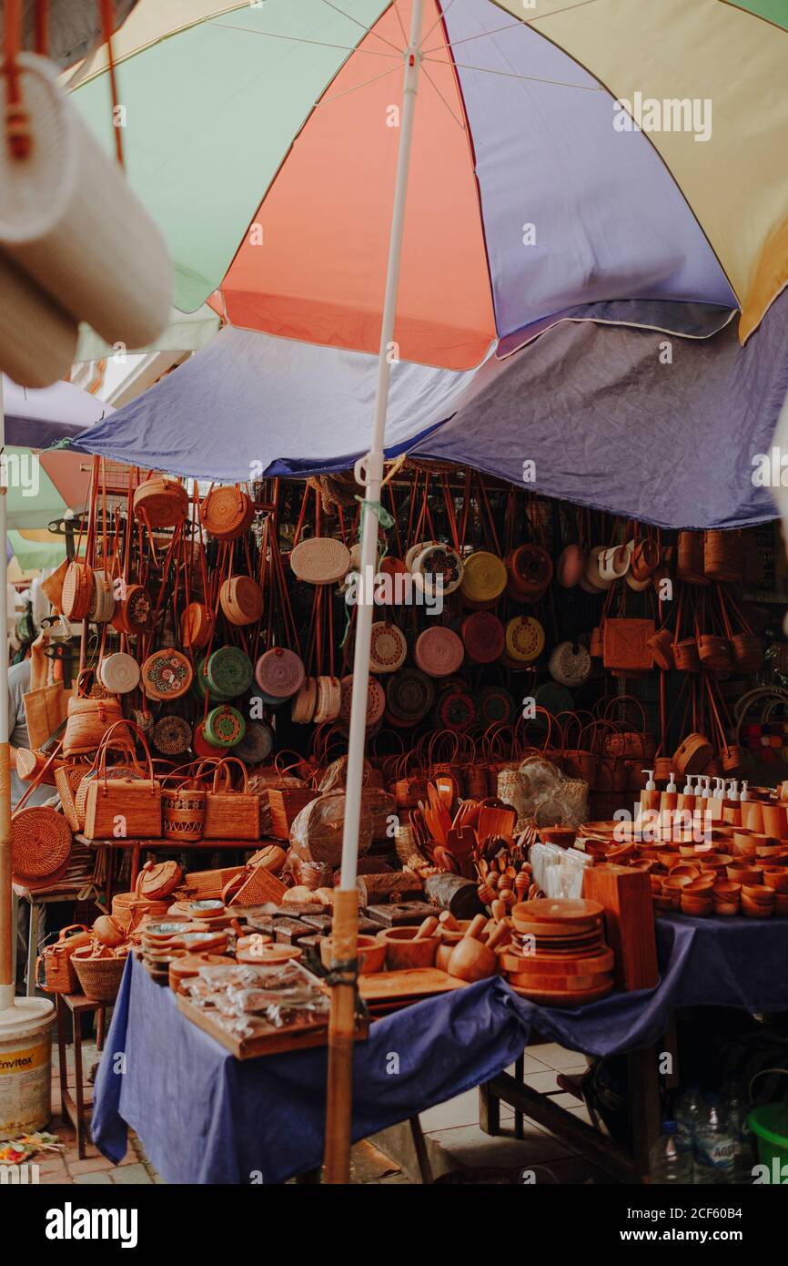 Marktzelt mit Weidenhandtaschen und Töpferei auf der Theke platziert Unter Sonnenschirmen auf Bali Stockfoto