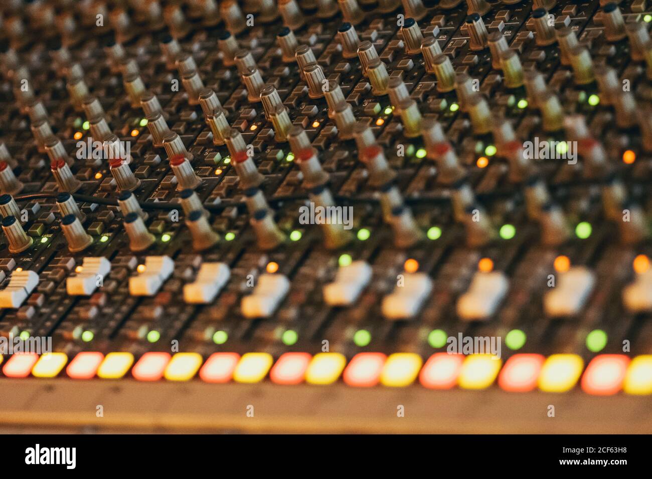 Nahaufnahme des Musik-Equalizer-Instruments in einem Studio Stockfoto