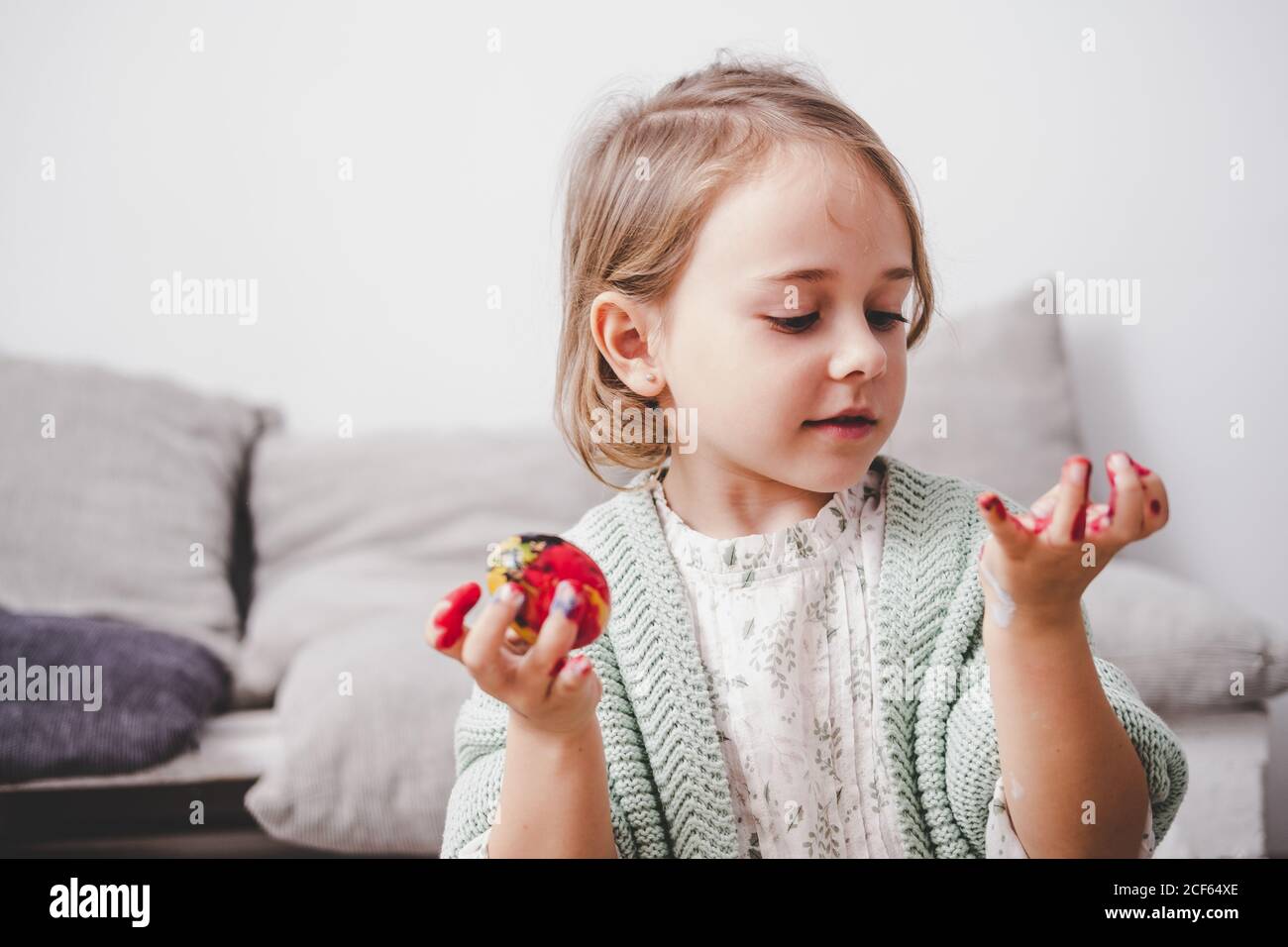 Mädchen mit Händen in Farben Malerei Hühnereier Stockfoto
