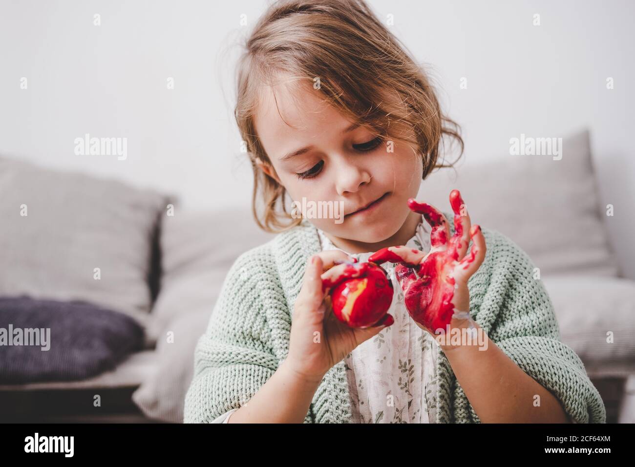 Mädchen mit Händen in Farben Malerei Hühnereier Stockfoto