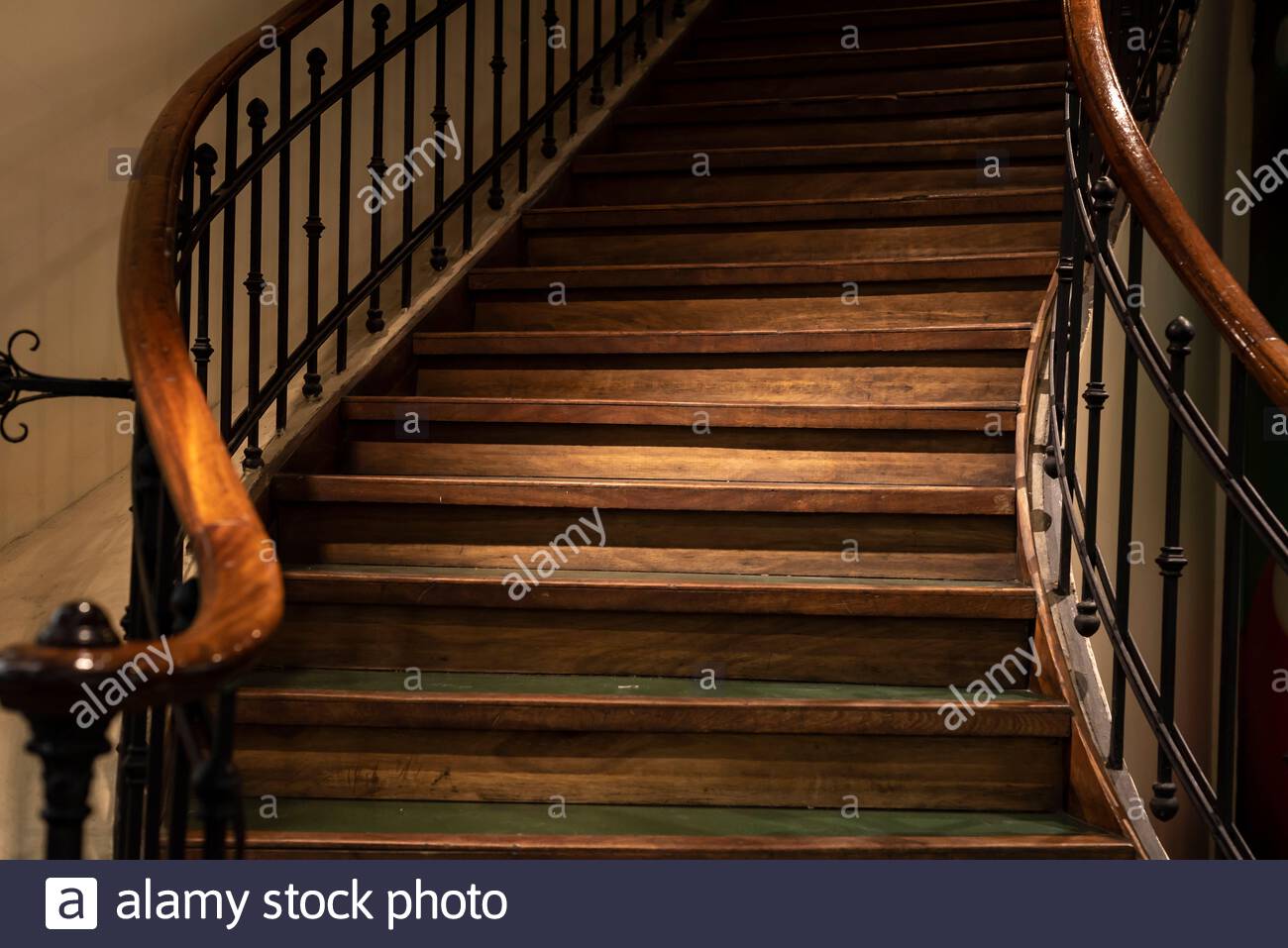 Elegante Holztreppe mit Geländer. Stockfoto