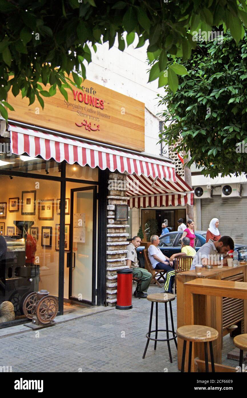 Terrassenbereich im Cafe Younes im Hamra-Viertel von Beirut, Libanon. Stockfoto