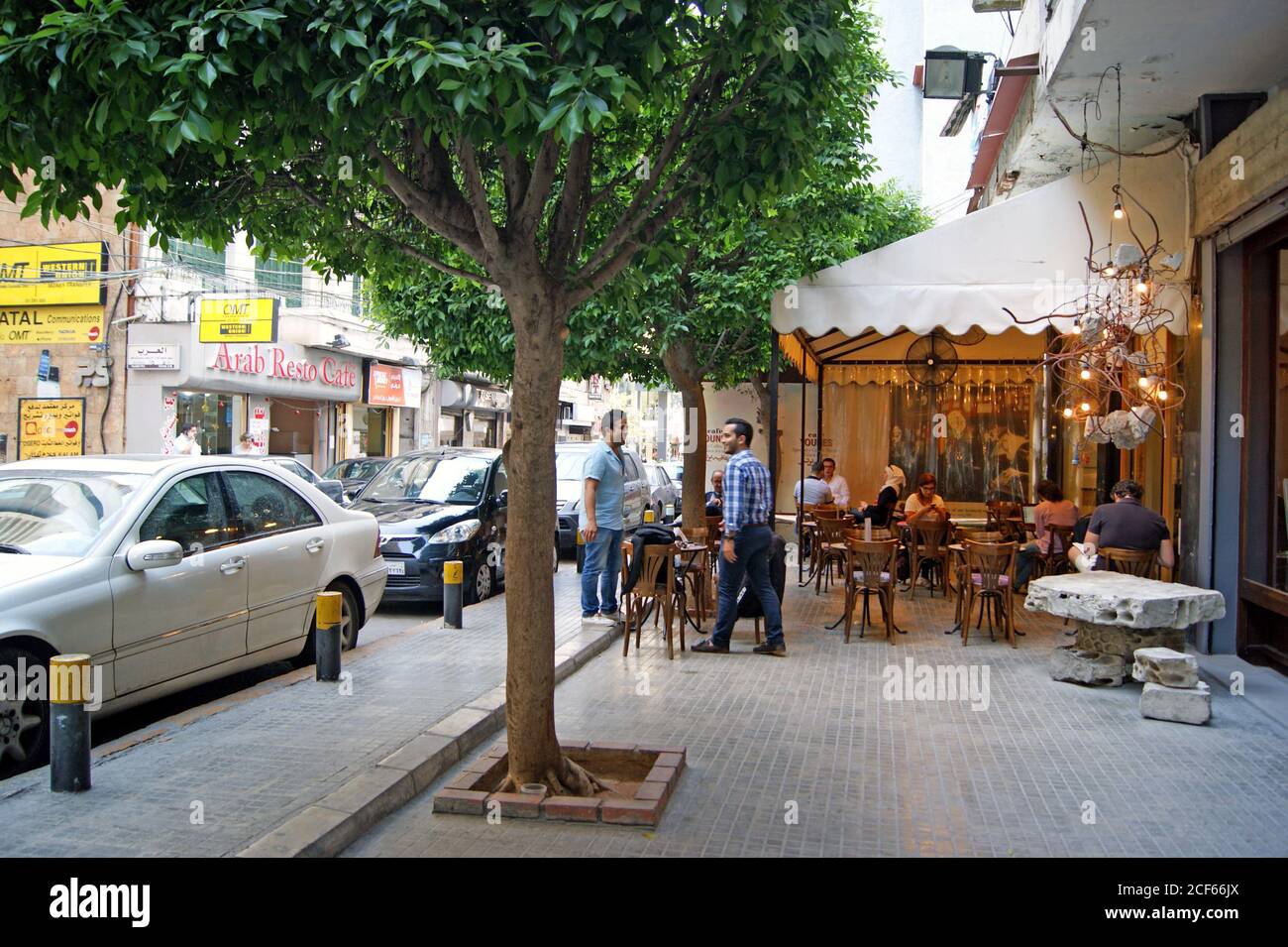 Terrassenbereich im Cafe Younes im Hamra-Viertel von Beirut, Libanon. Stockfoto