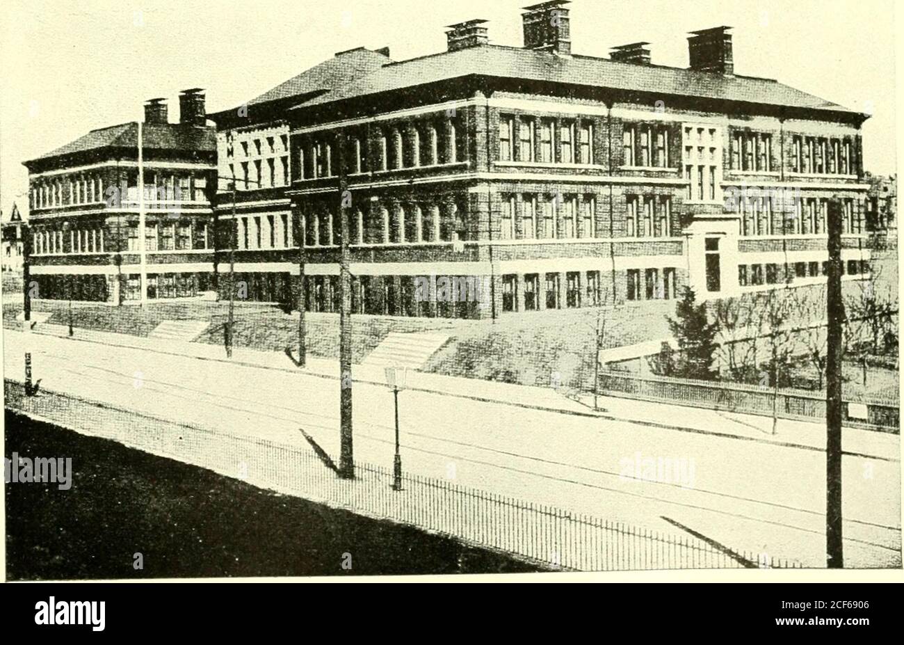 . Die Geschichte des Staates Rhode Island und Providence Plantagen. JOHN HAY BIBLIOTHEK, BROWN UNIVERSITY R. HOPE STRASSE HIGH SCHOOL, PROVIDENCE BILDUNG 687 1854-1857; Kingsbury, 1857-1859; Chapin, 1859-1861; Roussmanien, 1861-1863; Chapin, 1863-1869; Bichnell, 1869. Herr Stockwell diente dem Staat treu für dreißig Jahre und starb im Alter von 67 Jahren im Amt. Der neunte Kommissar für öffentliche Schulen ist Walter E. Ranger, der 1905 die Nachfolge von Thomas B. Stockwell übernahm. Geboren in Maine, erhielt Dr. Rangerseine frühe Ausbildung in einer Bezirksschule, und wurde forcollege an der Wilton Academy vorbereitet. Er wa Stockfoto