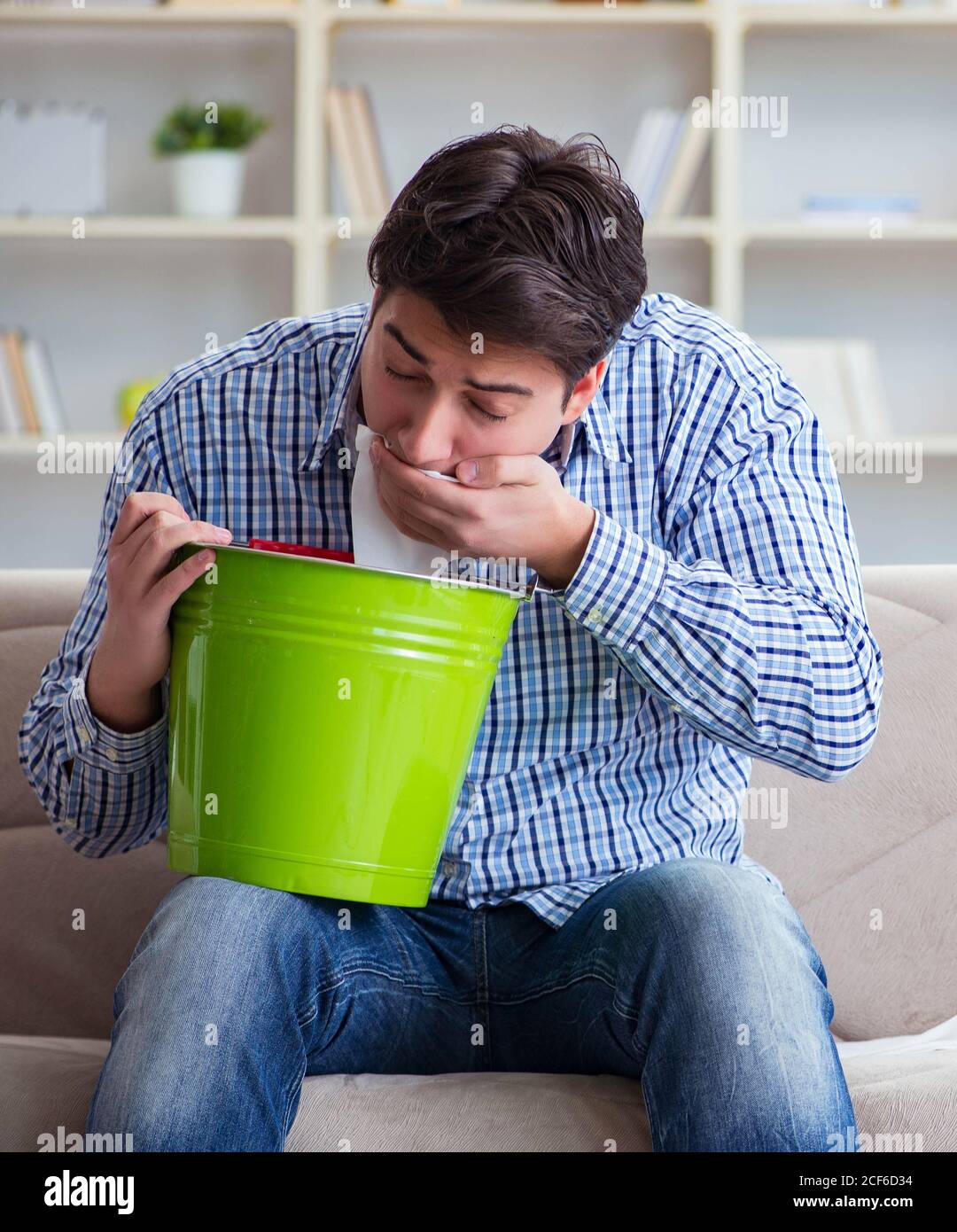 Der Mann leidet unter Magen und Erbrechen Stockfoto