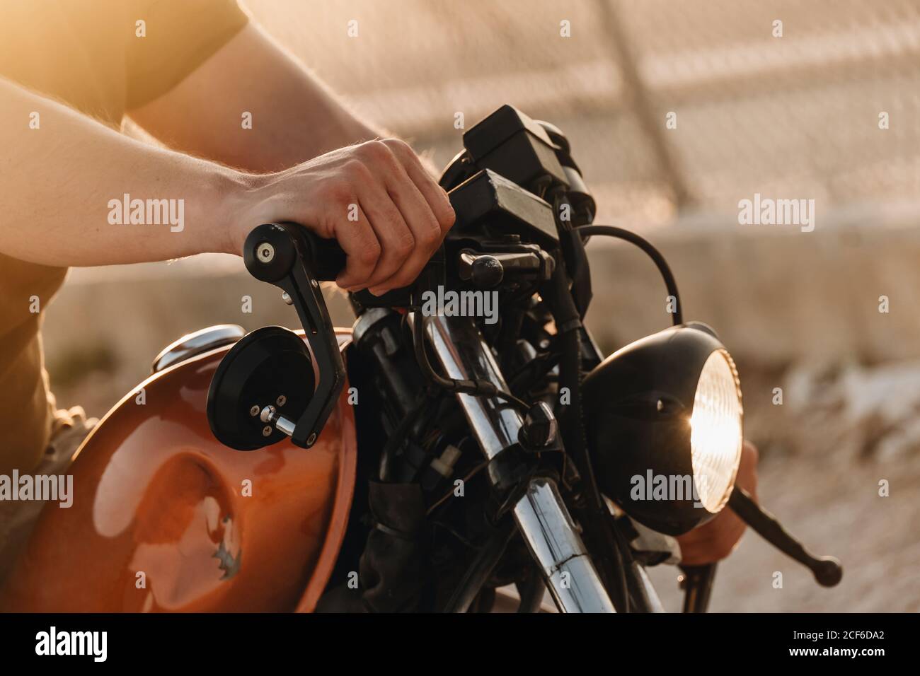 Starker Mann, der Motorrad fährt Stockfoto