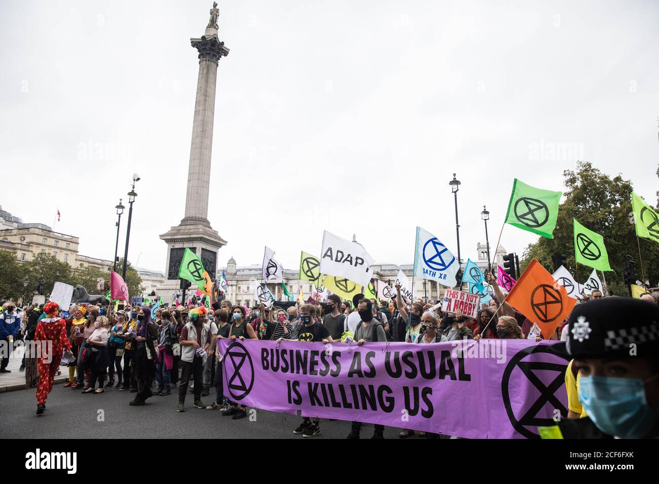 London, Großbritannien. September 2020. Klimaaktivisten von Extinction Rebellion nehmen an einem ‘Karneval der Korruption’ Protest gegen die Unterstützung und Finanzierung der fossilen Energiewirtschaft durch die Regierung Teil. Extinction Rebellion-Aktivisten nehmen an einer Reihe von Rebellion-Protesten im September in Großbritannien Teil, um Politiker aufzufordern, das Klima- und ökologische Notstandsgesetz (CEE Bill) zu befürworten, das unter anderem Maßnahmen wie Ein ernsthafter Plan, um mit dem Anteil Großbritanniens an den Emissionen umzugehen und kritische Temperaturanstiege zu stoppen und damit die einfachen Menschen in die zukünftige Umweltplanung einbezogen werden Stockfoto