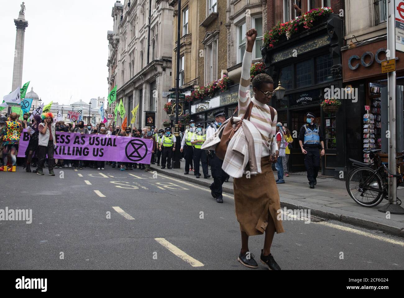 London, Großbritannien. September 2020. Klimaaktivisten von Extinction Rebellion nehmen an einem ‘Karneval der Korruption’ Protest gegen die Unterstützung und Finanzierung der fossilen Energiewirtschaft durch die Regierung Teil. Extinction Rebellion-Aktivisten nehmen an einer Reihe von Rebellion-Protesten im September in Großbritannien Teil, um Politiker aufzufordern, das Klima- und ökologische Notstandsgesetz (CEE Bill) zu befürworten, das unter anderem Maßnahmen wie Ein ernsthafter Plan, um mit dem Anteil Großbritanniens an den Emissionen umzugehen und kritische Temperaturanstiege zu stoppen und damit die einfachen Menschen in die zukünftige Umweltplanung einbezogen werden Stockfoto