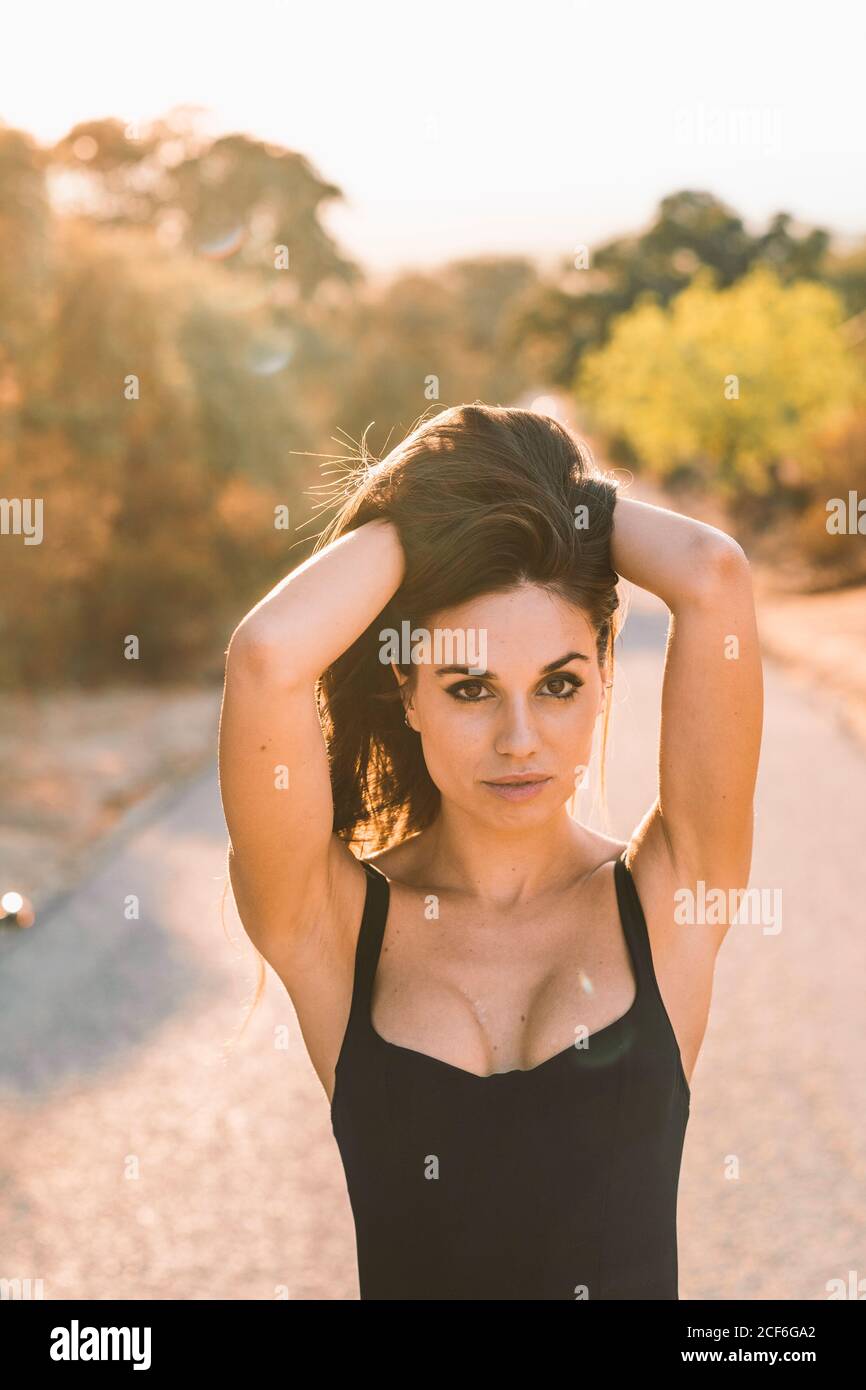 Inhalt schöne Frau in jean-Shorts, die die Kamera anschaut Stockfoto