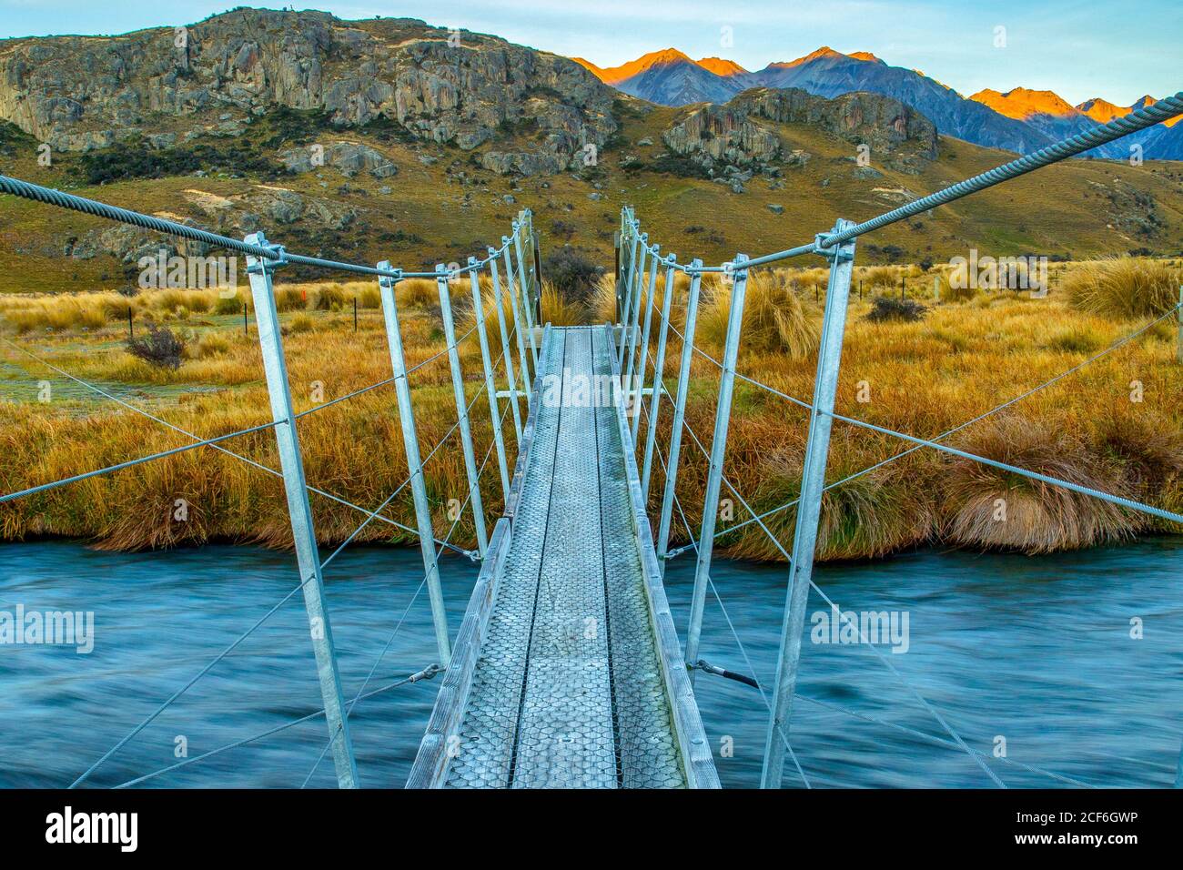Hängebrücke über einen alpinen Fluss mit Aussicht. Dies war einer der Orte für Herr der Ringe