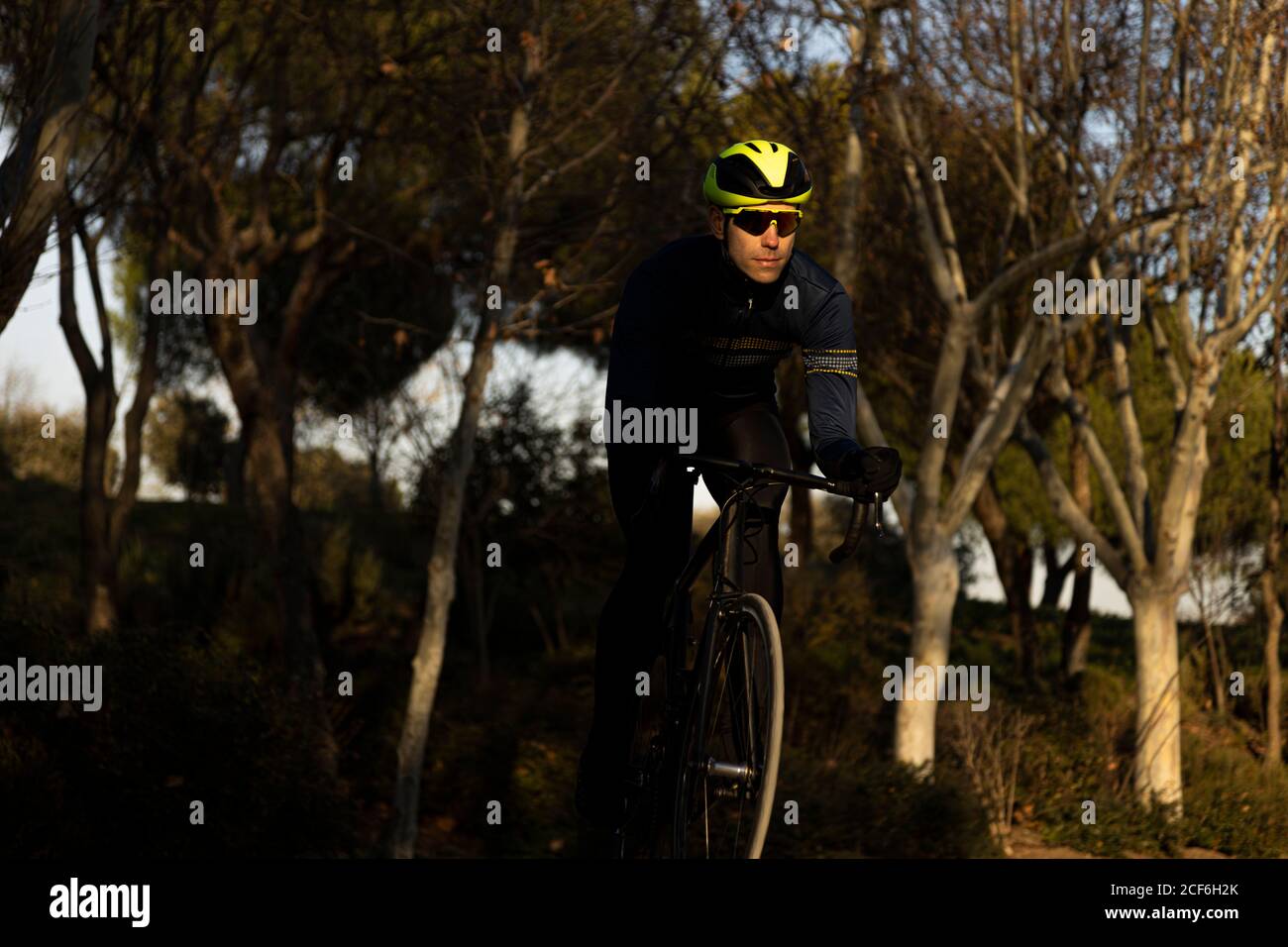 Mann Radfahrer Training auf dem Radweg in einem Park Stockfoto