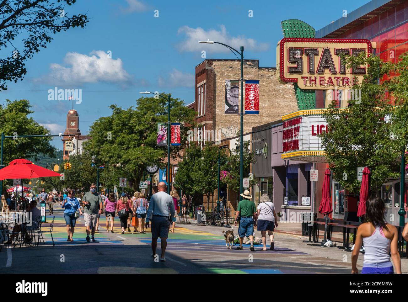 Belebte Straße in der Innenstadt von Traverse City, Michigan im Sommer von Covid-19. Stockfoto