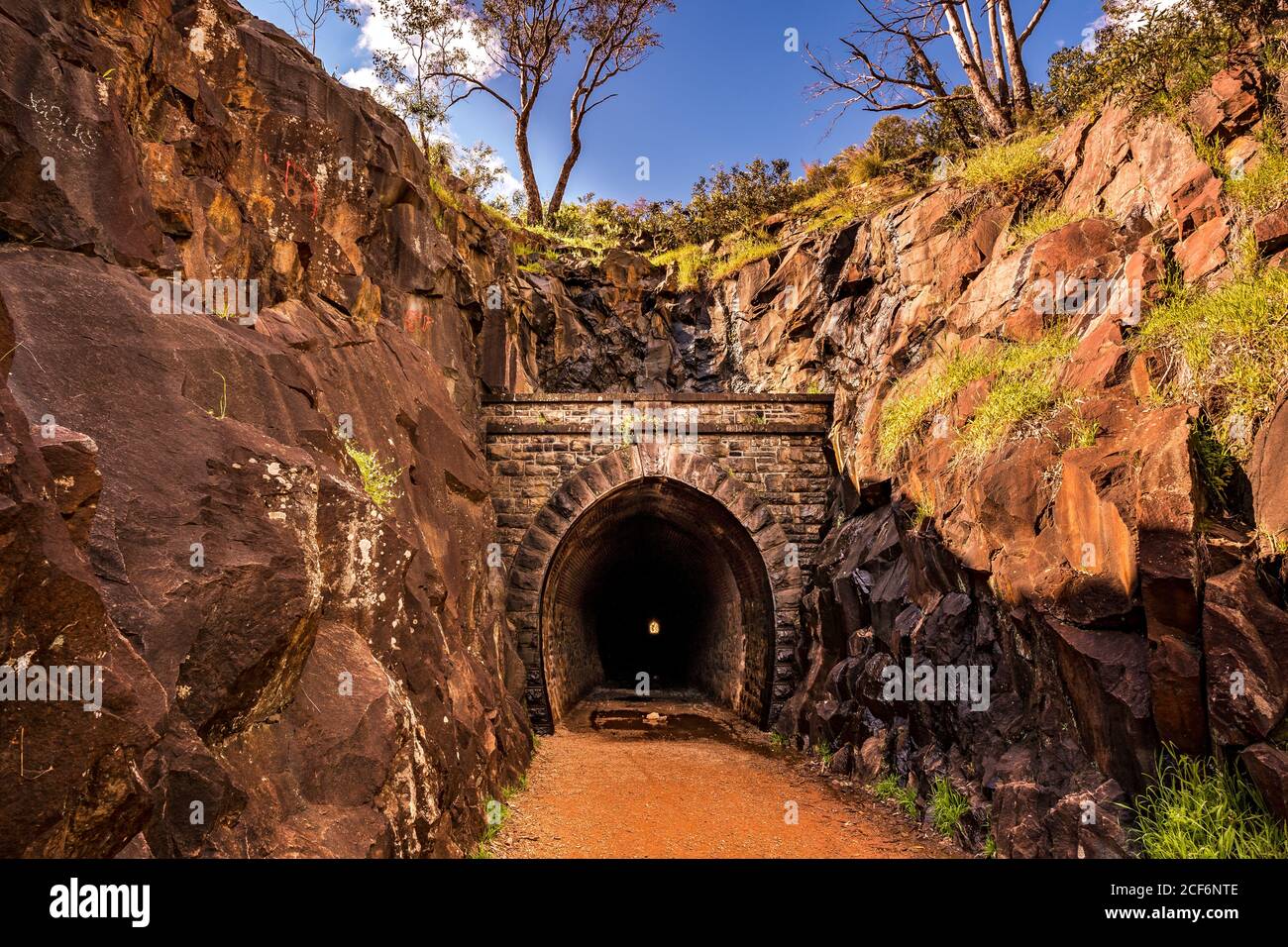 Versteckter alter Eisenbahntunnel im Nationalpark mit Felsformation Tal Stockfoto