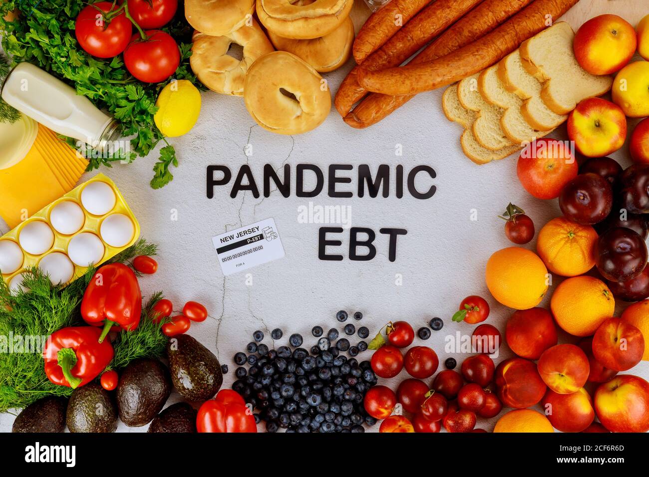 Pandemie-Programm für Nahrungsmittelvorteile. Obst und Gemüse auf weißem Hintergrund mit Text. Stockfoto
