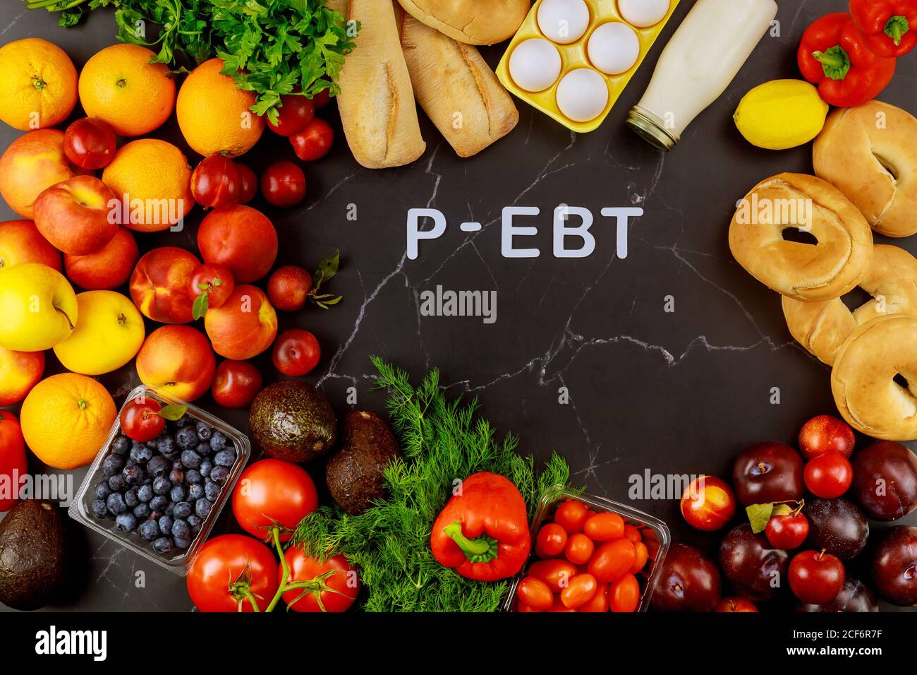 Köstliche reife Früchte mit Gemüse auf schwarzem Hintergrund und Text p-ebt. Stockfoto