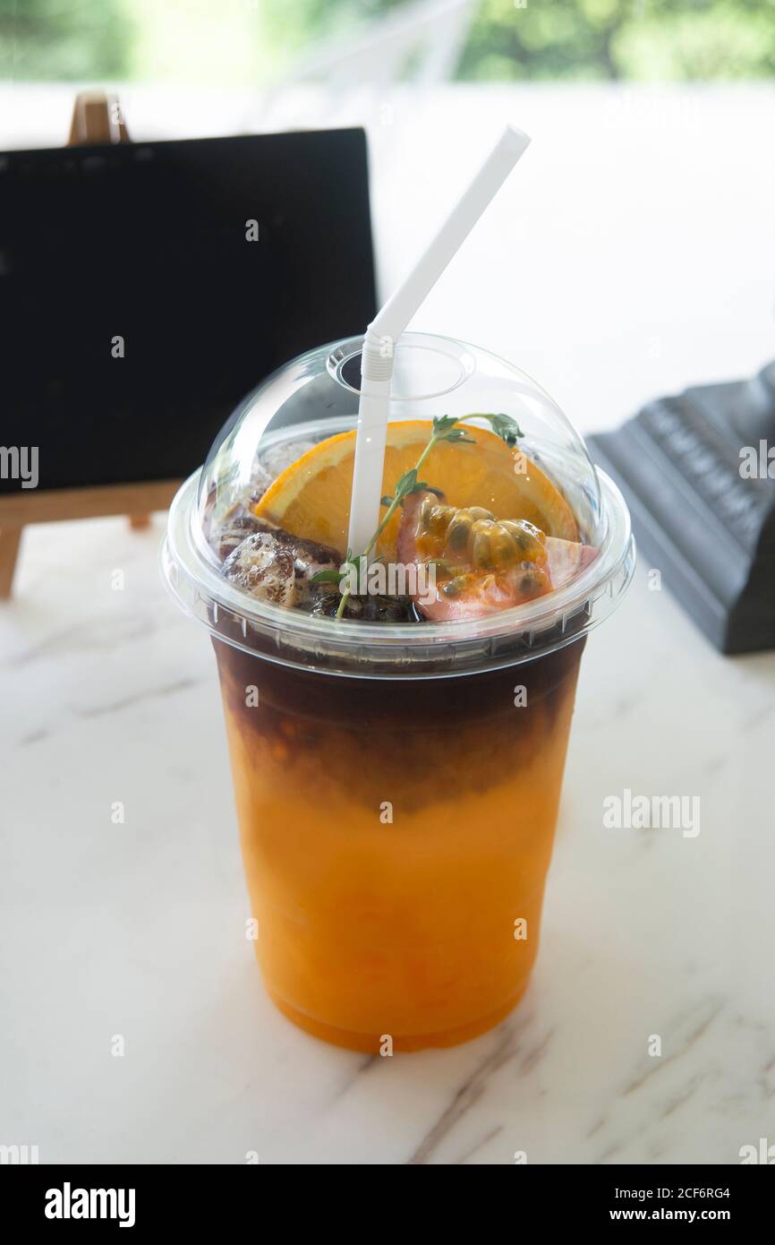 Passionsfrucht und Orange gemischt mit Kaffee zusammen guter Geschmack für ein gesundes Getränk. Stockfoto