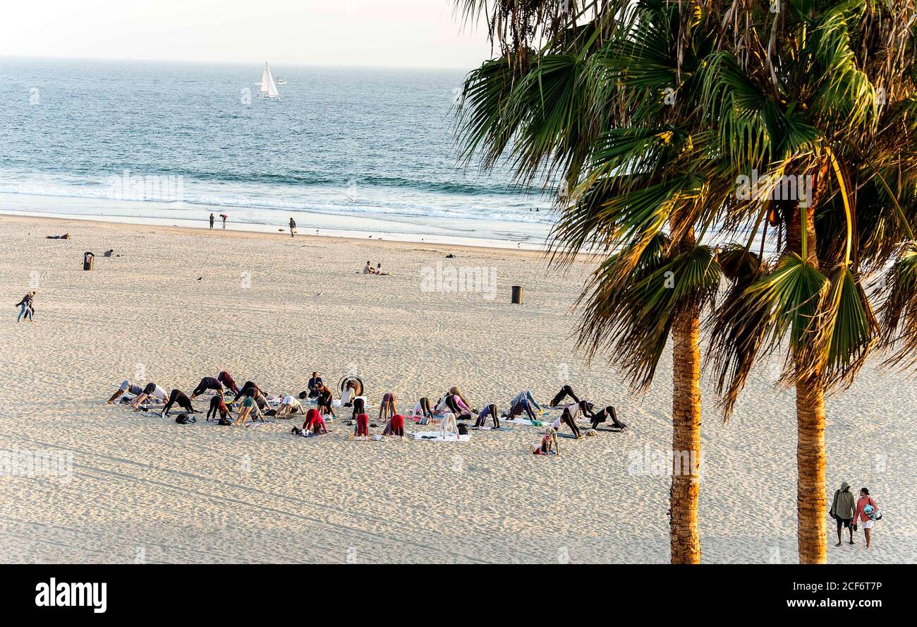 Venedig, Kalifornien, USA. September 2020. Yoga-Anhänger üben ihre Asanas (Posen) am Venice Beach. Da die Fitnessstudios wegen COVID-19 geschlossen bleiben, versuchen viele Kalifornier, fit in der frischen Luft am Strand zu bleiben. Kredit: Brian Cahn/ZUMA Wire/Alamy Live Nachrichten Stockfoto