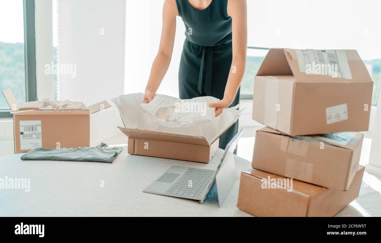 Verkauf von Kleidung von zu Hause. Kleinunternehmen Unternehmer Frau  Verpackung Kleidung in Briefkasten für den Versand aus Online-Shop  Stockfotografie - Alamy